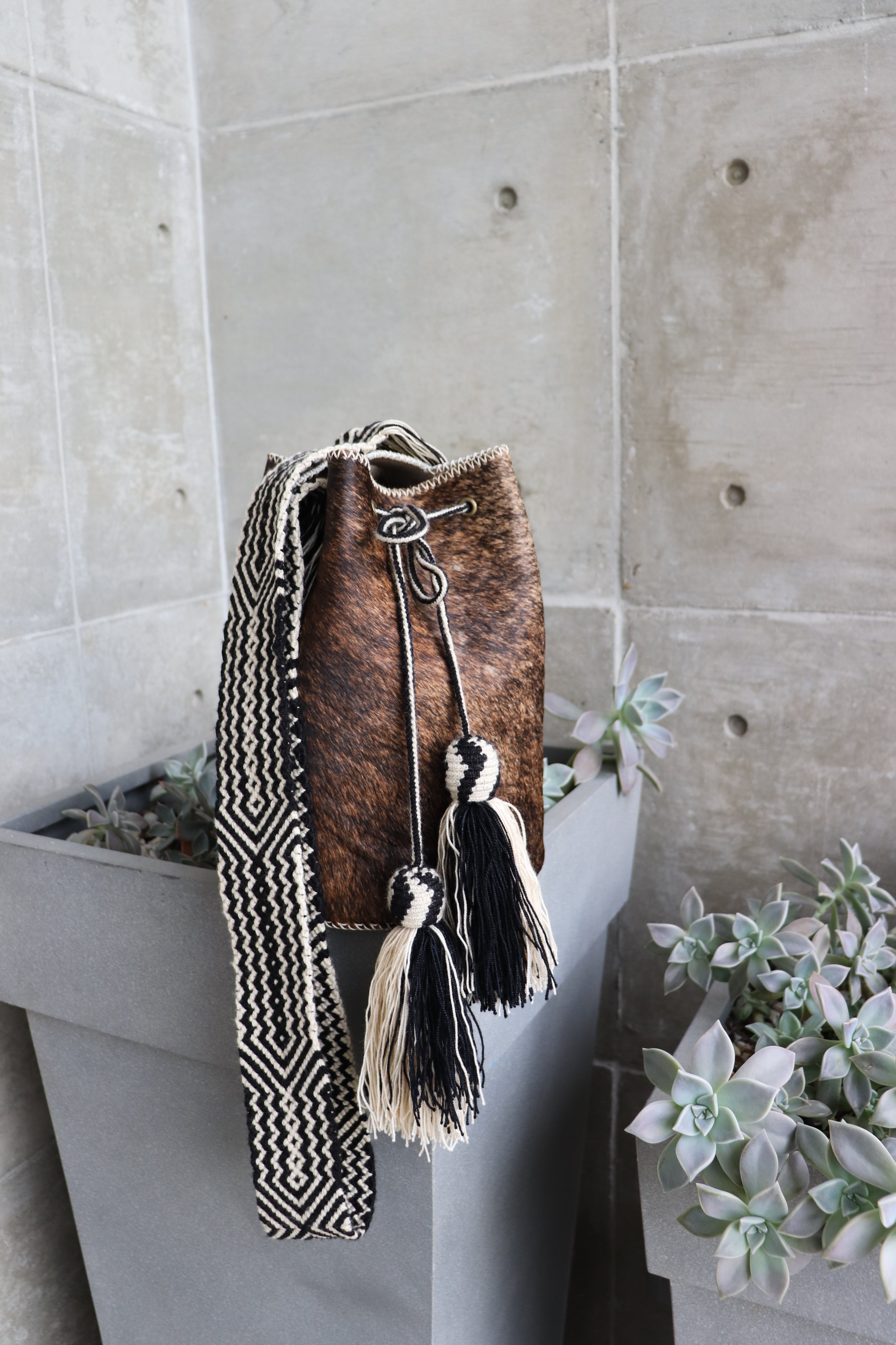 APÜNÜ BUCKET BAG LARGE FURRY / TAUP&BLK  - BEIGE #100005