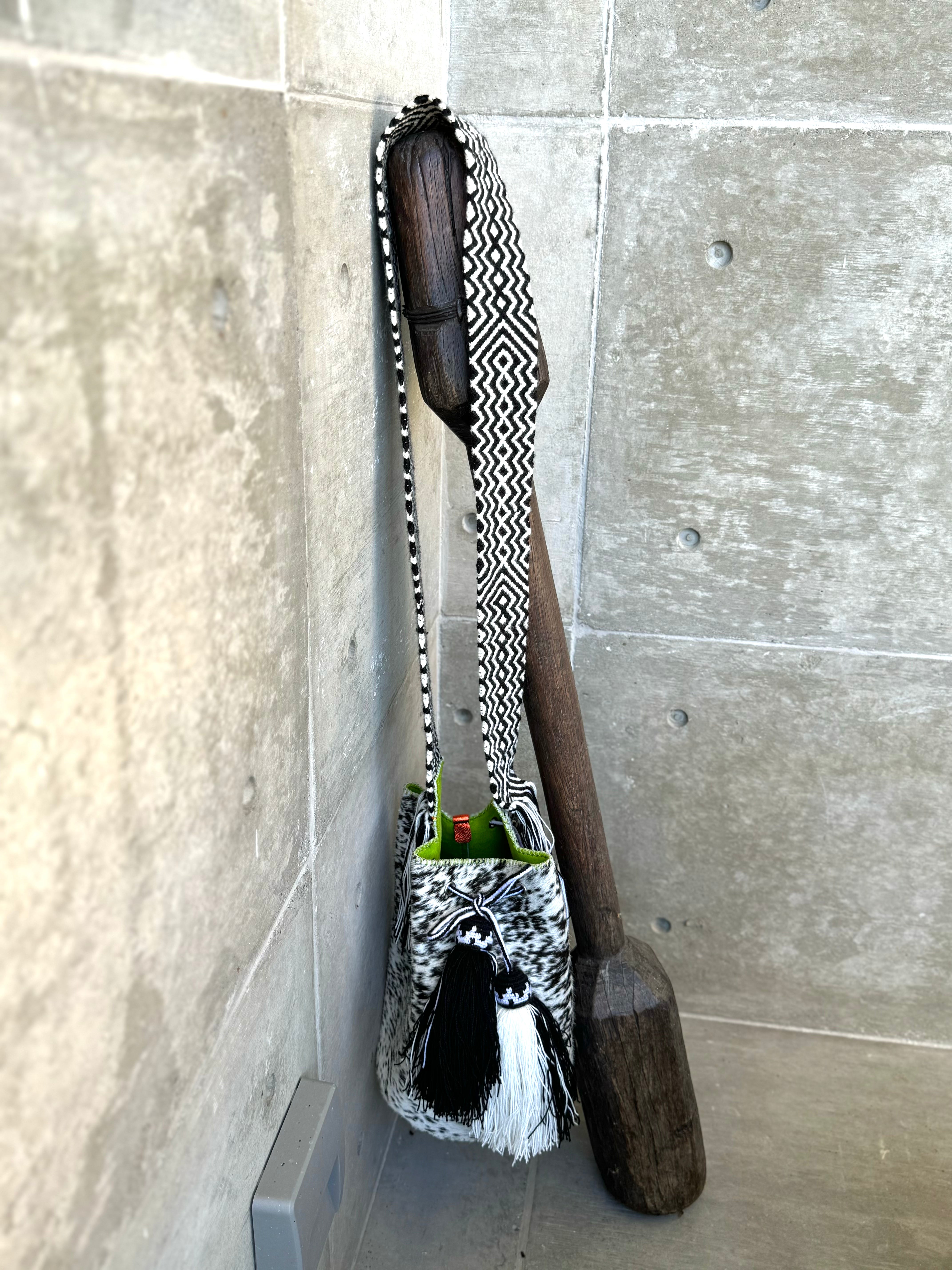 APÜNÜ BUCKET BAG LARGE FURRY / BLK&WH - APPLE GREEN #100018