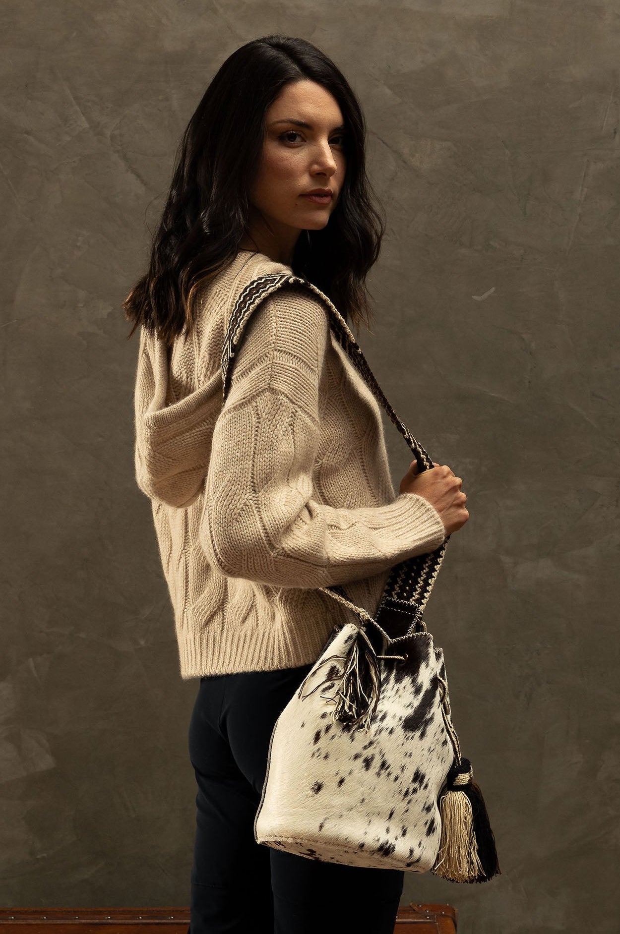 APÜNÜ BUCKET BAG LARGE FURRY / BRW WHITE BLK - BRW #100023