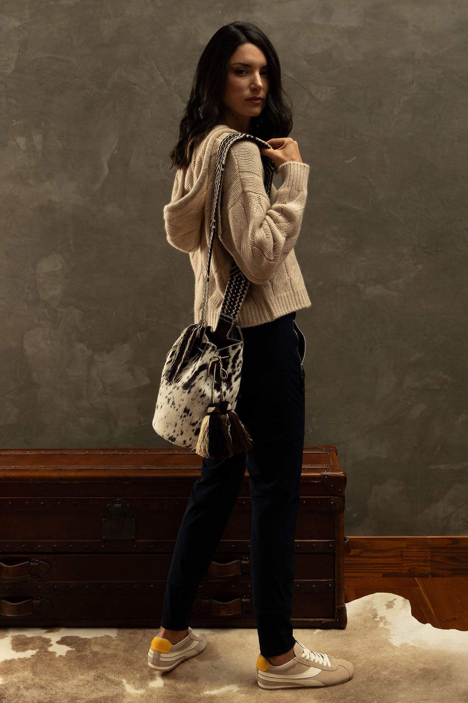 APÜNÜ BUCKET BAG LARGE FURRY / BRW WHITE BLK - BRW #100023