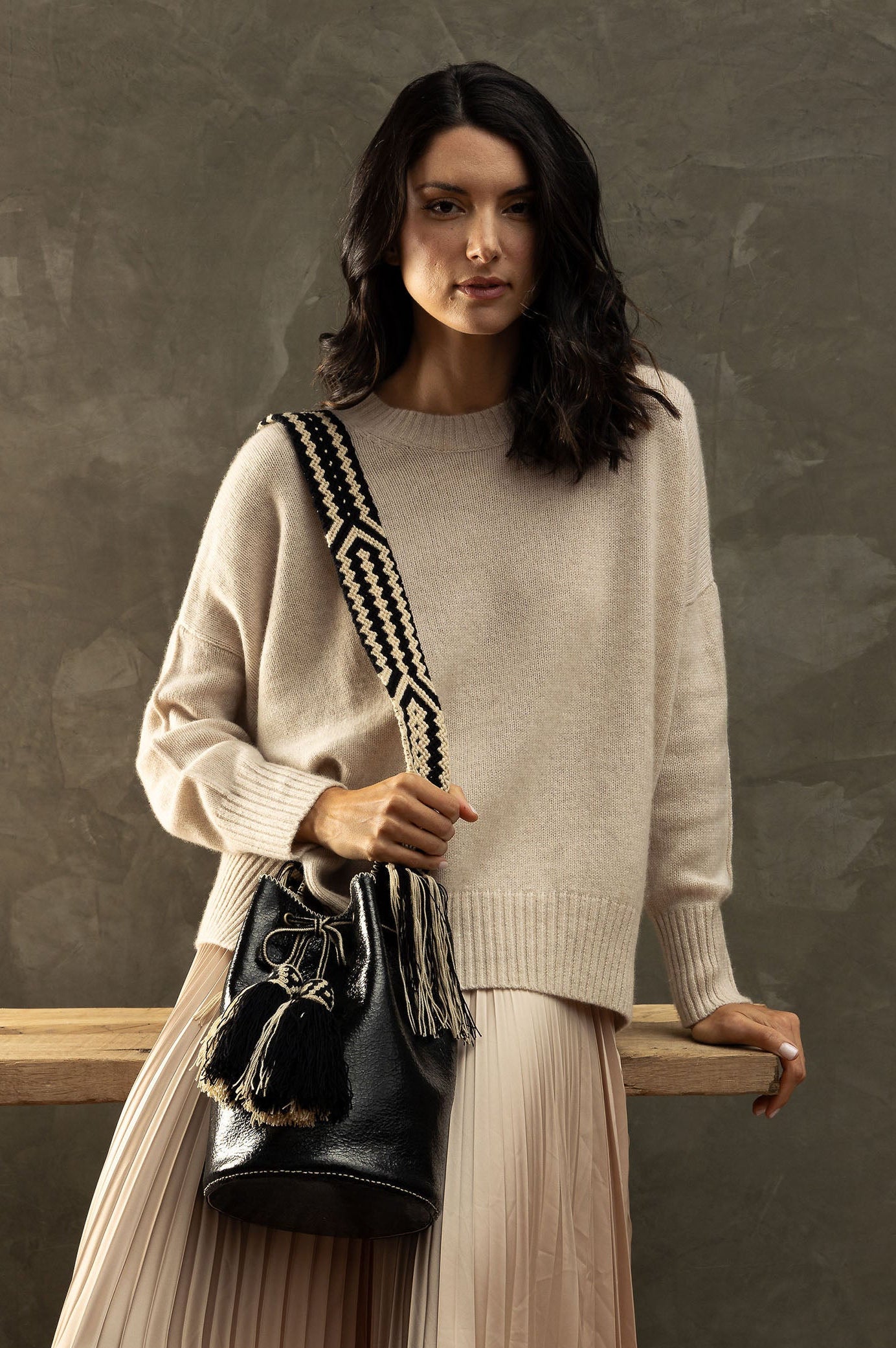 APÜNÜ BUCKET BAG LARGE / CRCKL BLACK PATENT - BEIGE #110046