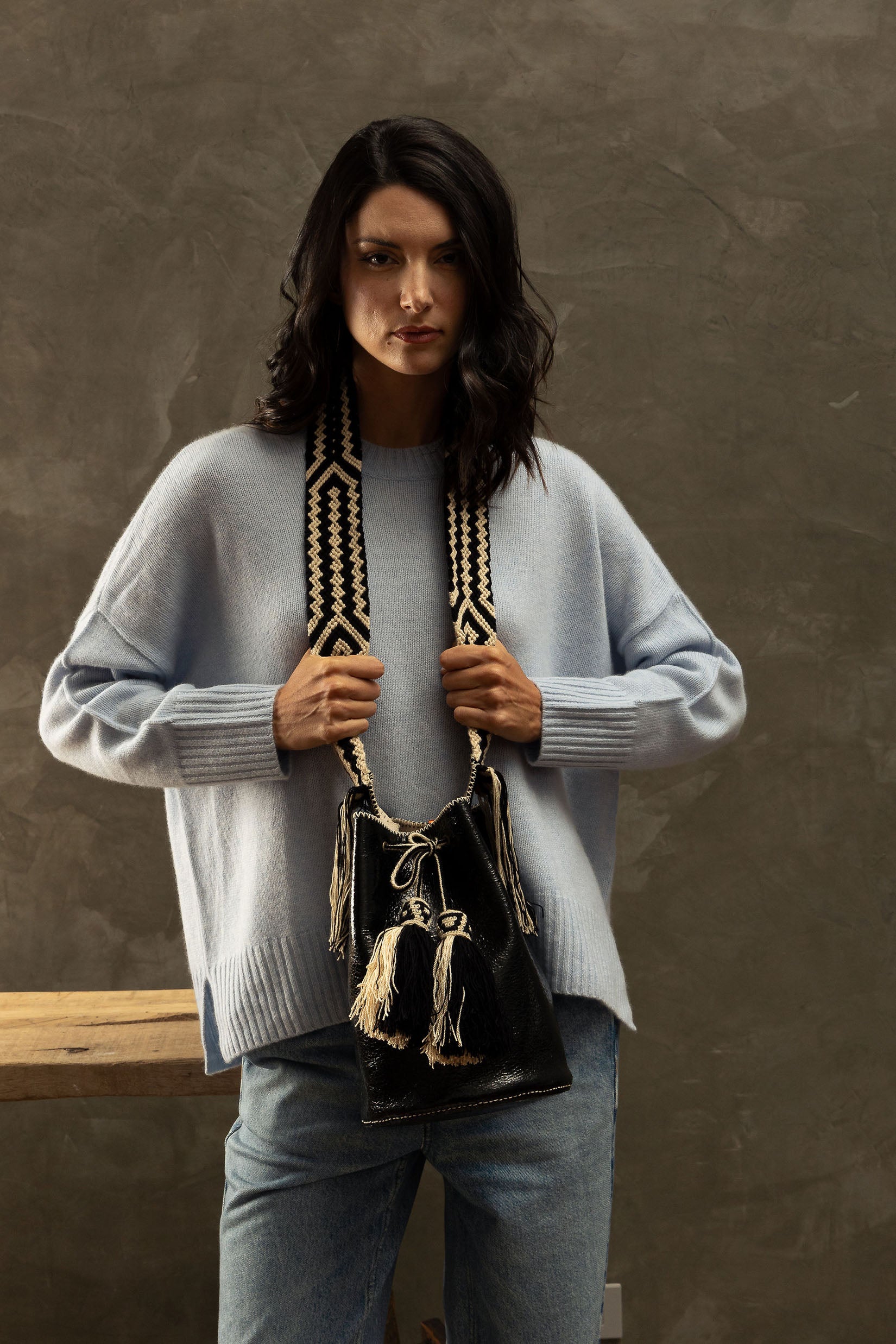 APÜNÜ BUCKET BAG SMALL / CRCKL PATENT BLK - BEIGE #120047