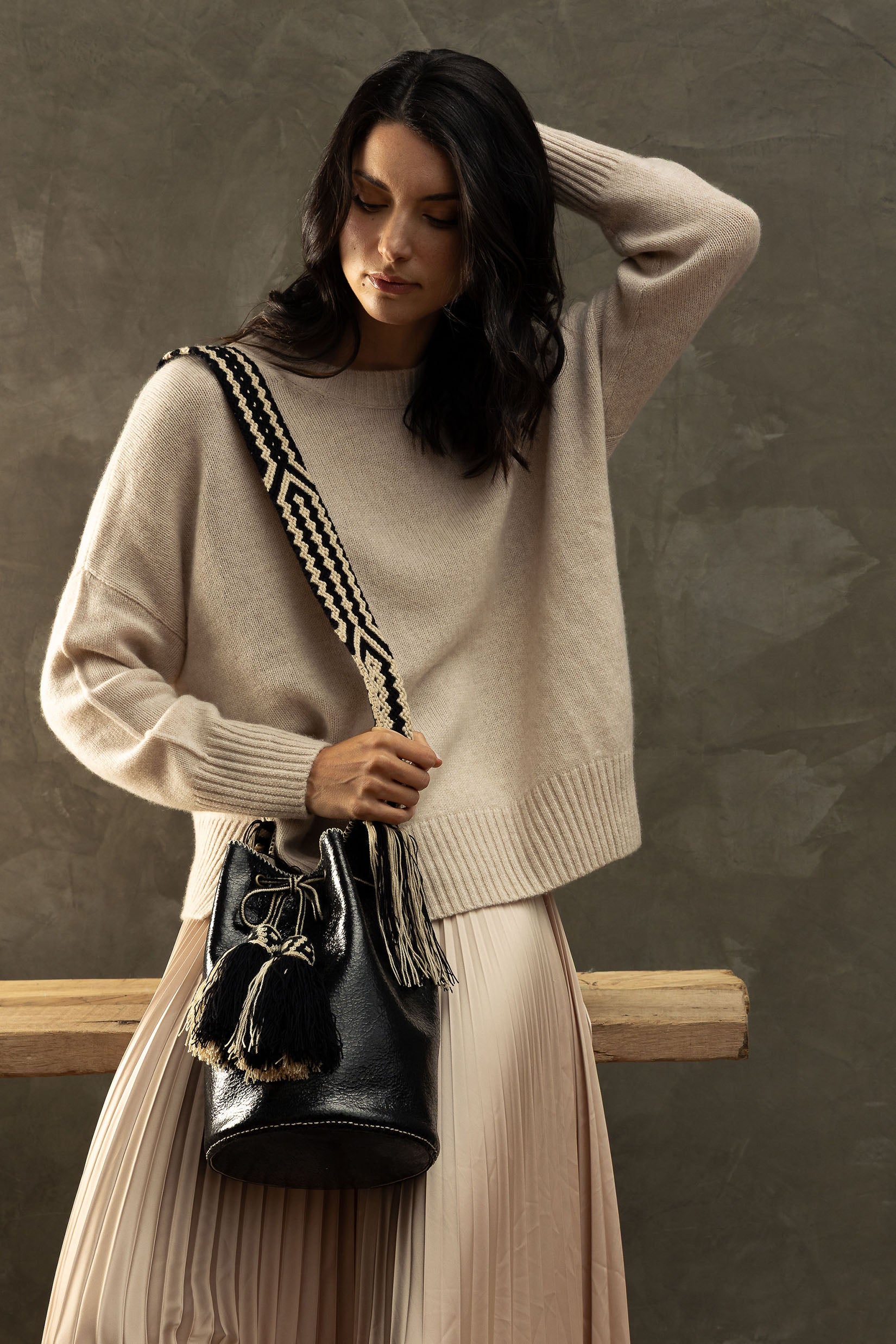 APÜNÜ BUCKET BAG LARGE / CRCKL BLACK PATENT - BEIGE #110046