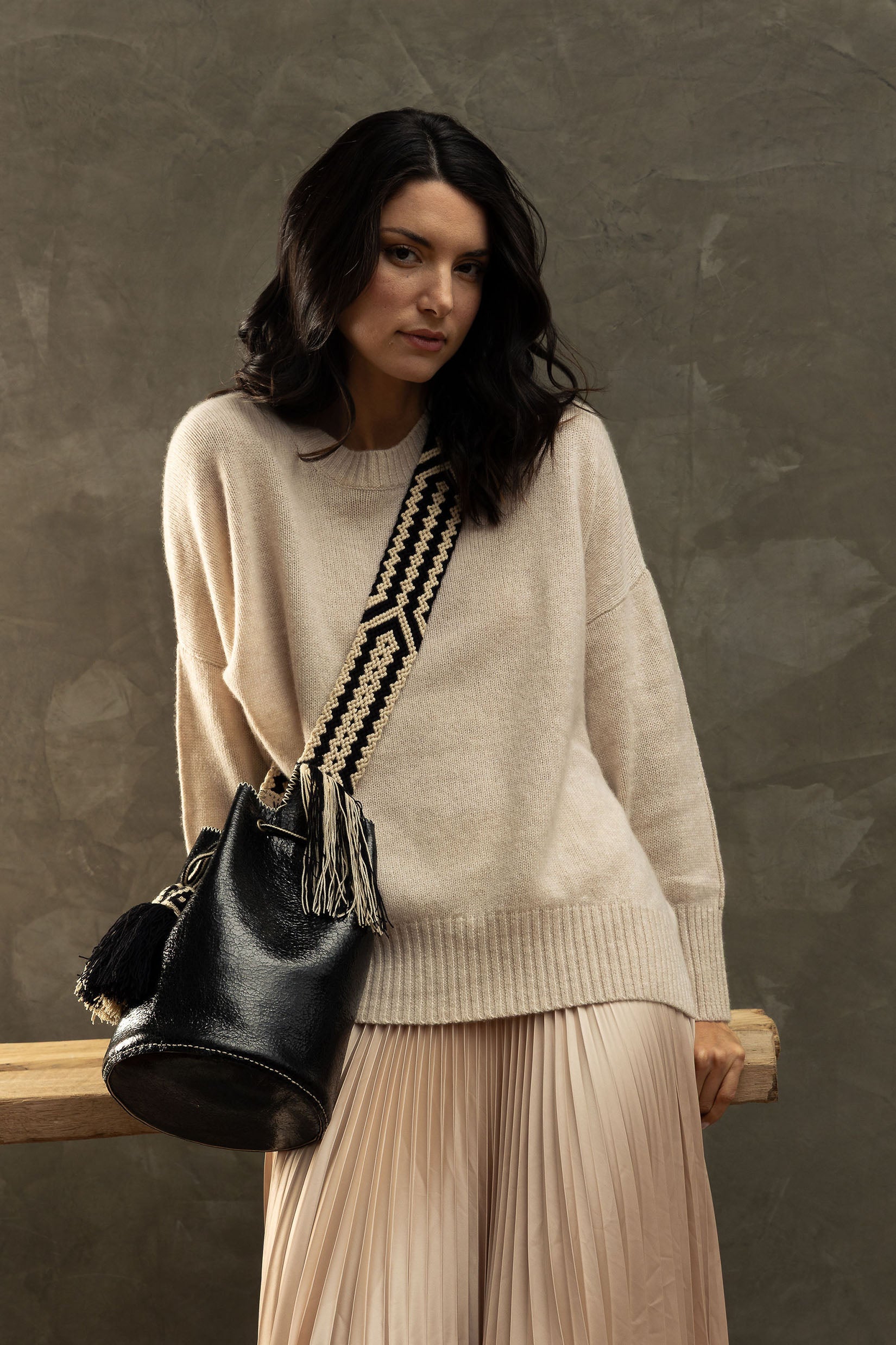 APÜNÜ BUCKET BAG SMALL / CRCKL PATENT BLK - BEIGE #120047