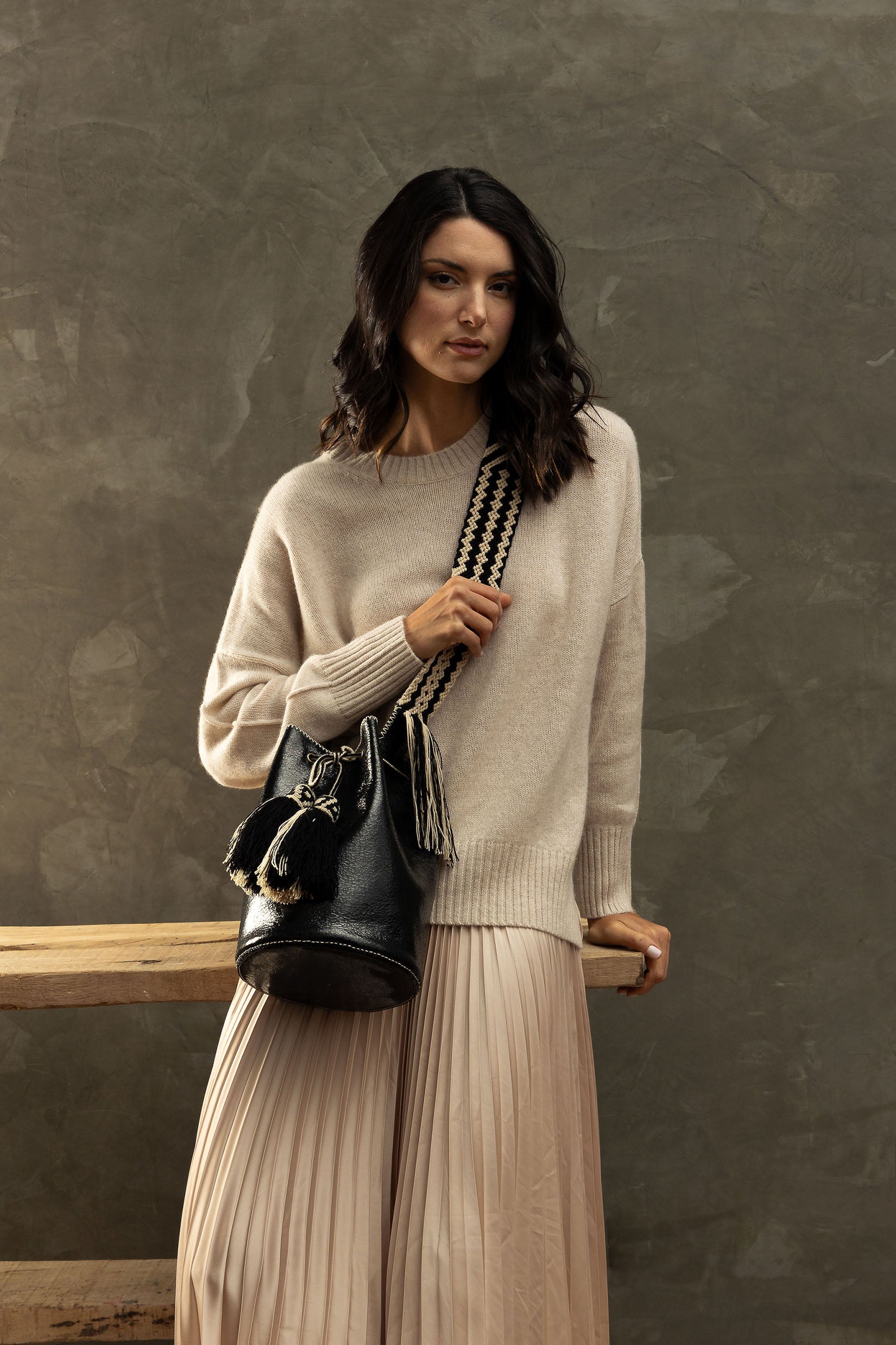 APÜNÜ BUCKET BAG SMALL / CRCKL PATENT BLK - BEIGE #120047
