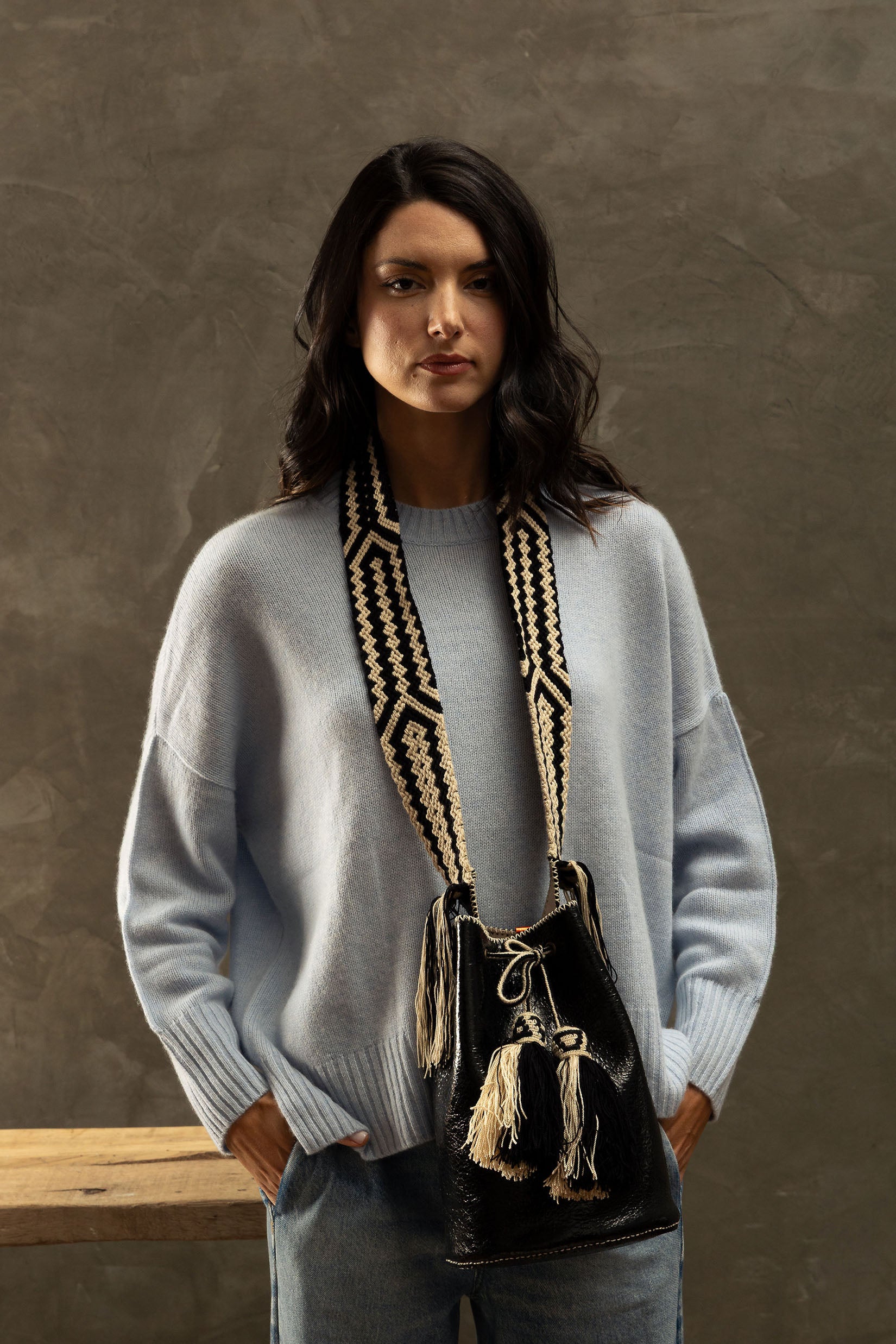 APÜNÜ BUCKET BAG LARGE / CRCKL BLACK PATENT - BEIGE #110046