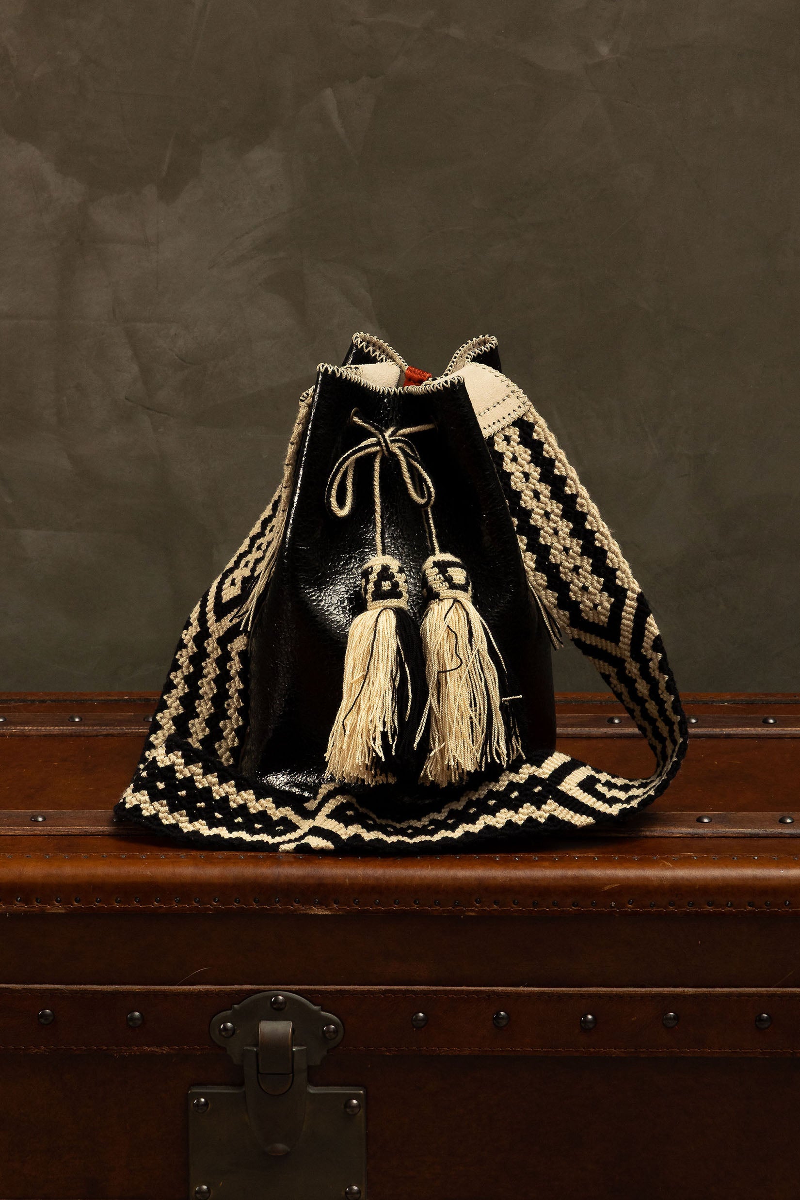 APÜNÜ BUCKET BAG SMALL / CRCKL PATENT BLK - BEIGE #120047