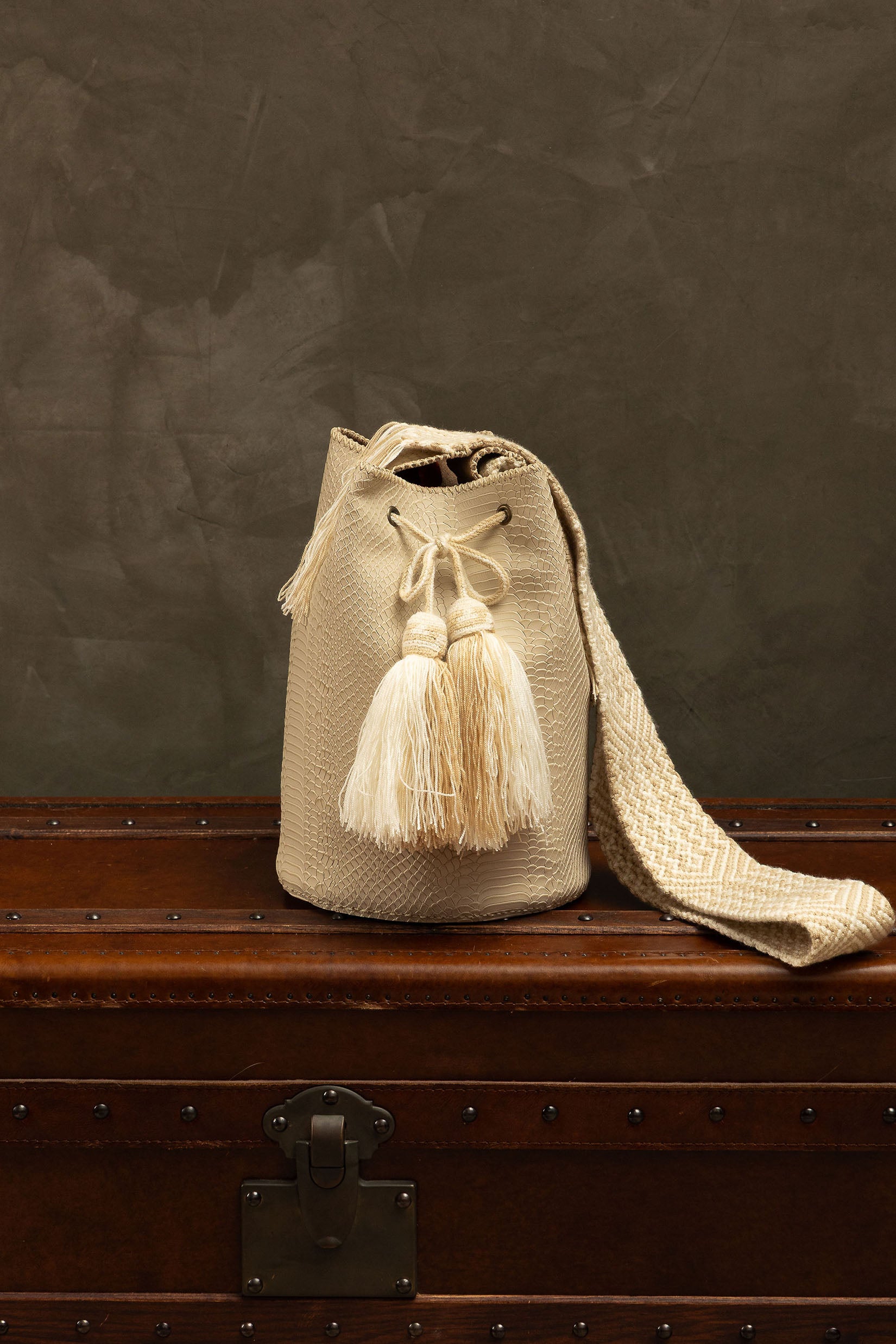 APÜNÜ BUCKET BAG LARGE / CROCO BEIGE - BEIGE #110047