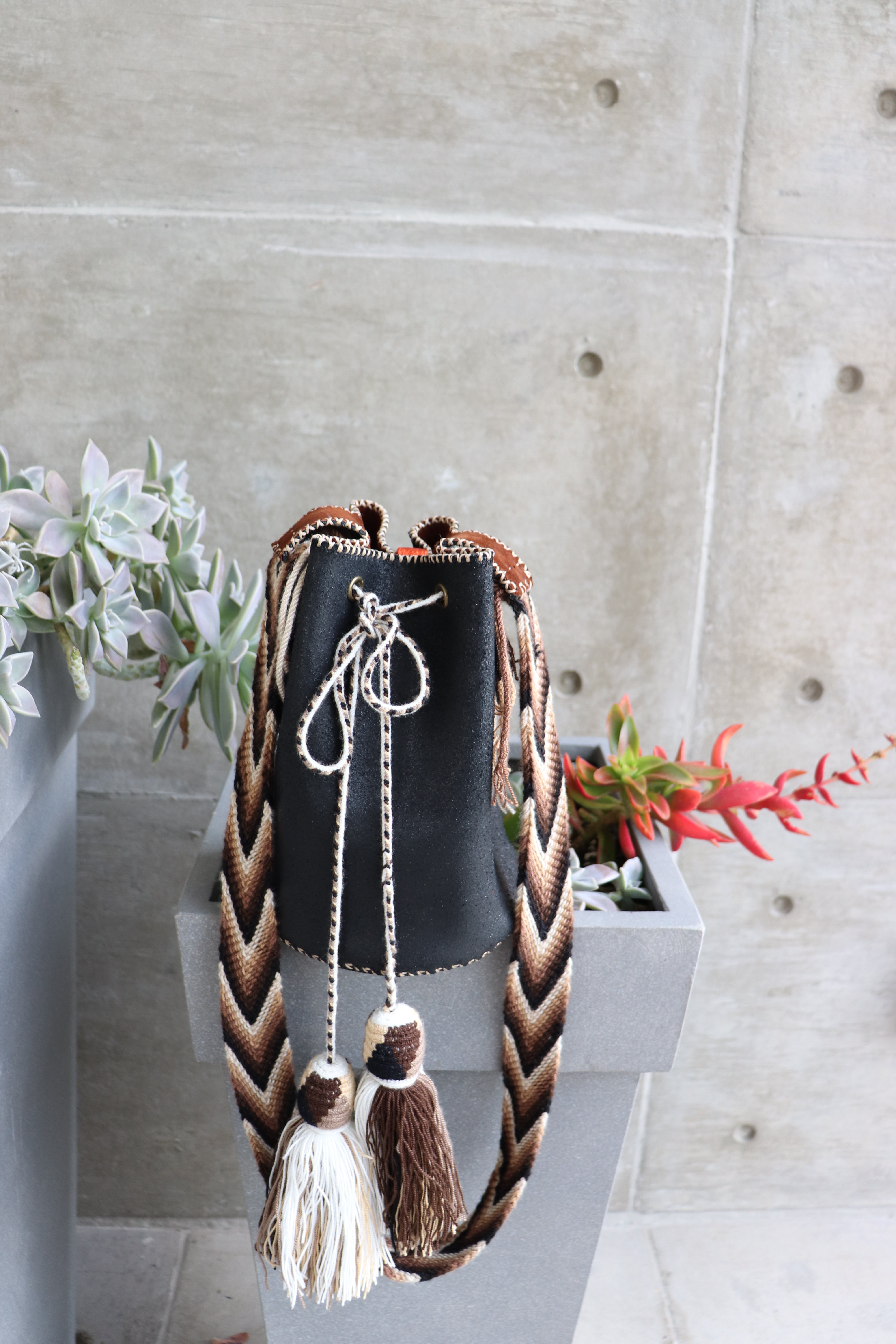 APÜNÜ BUCKET BAG SMALL / BLACK - DARK COL BRW #120005