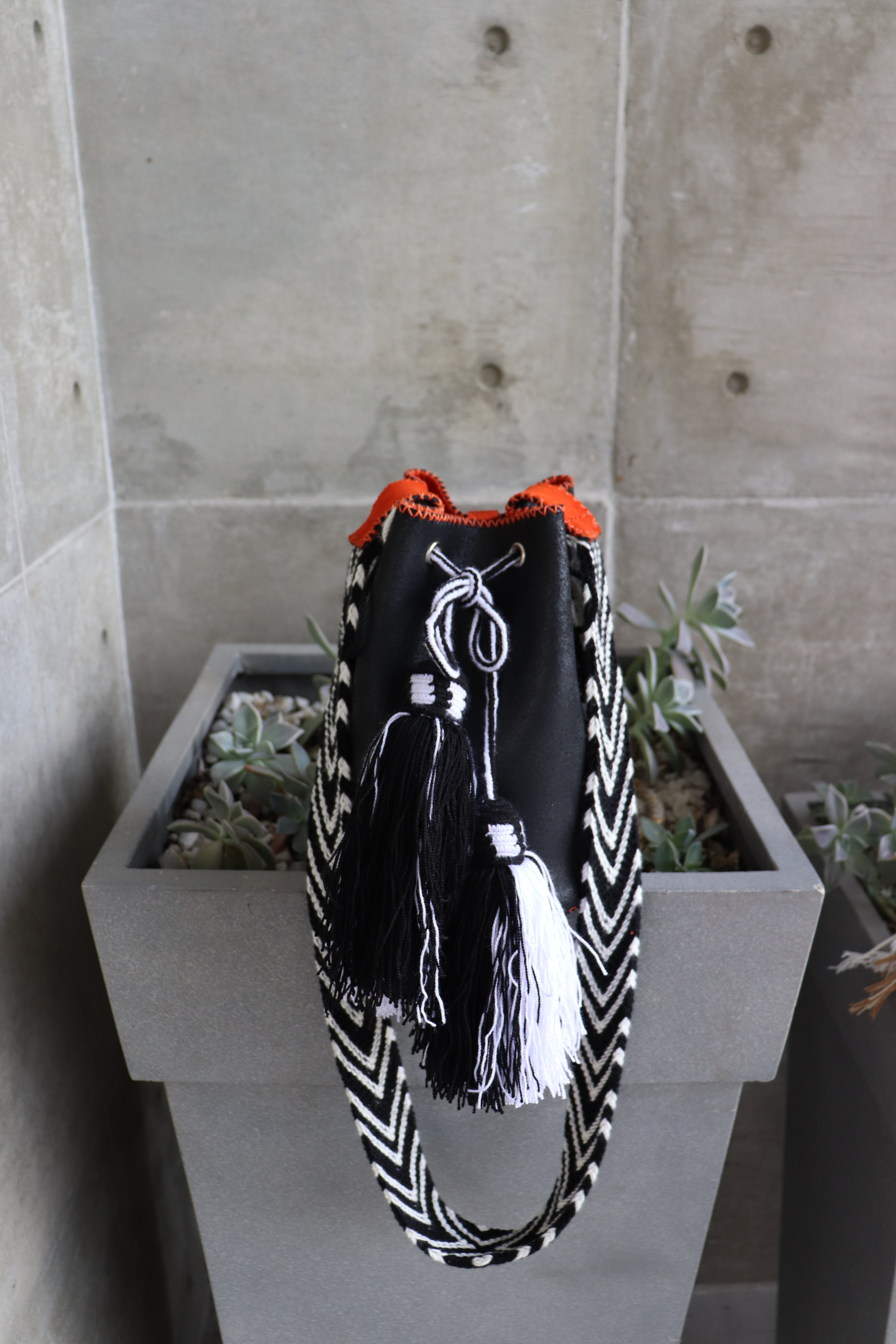 APÜNÜ BUCKET BAG SMALL / BLACK - ORANGE #120037
