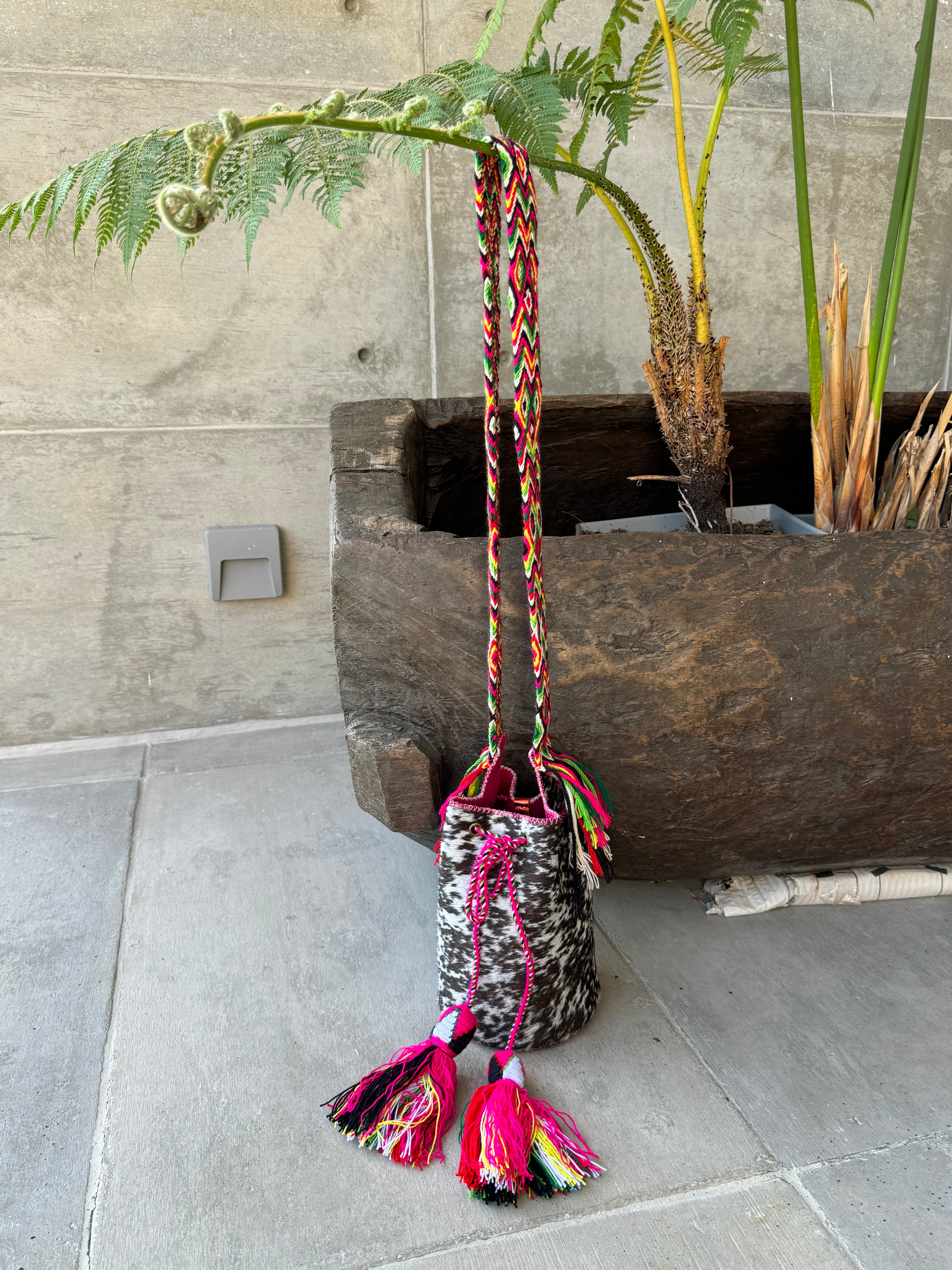 APÜNÜ BUCKET BAG SMALL FURRY / BLK&WHI - FUCHSIA #130017