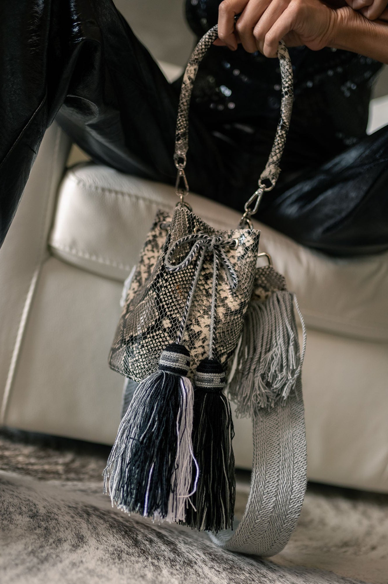 APÜNÜ BUCKET BAG X-SMALL PYTHON / GRAY&WHI - GRAY #360018
