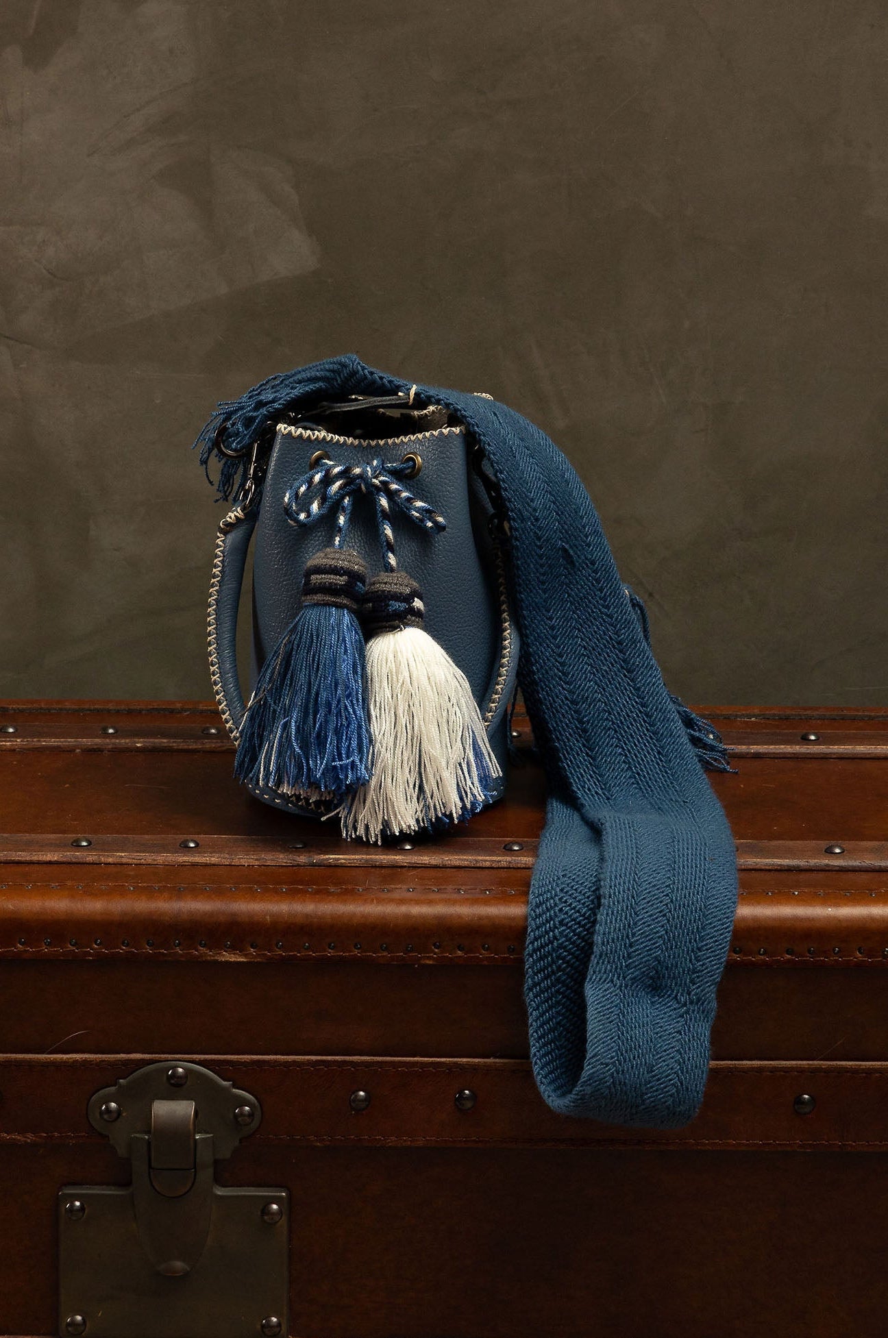 APÜNÜ BUCKET BAG X-SMALL / TEAL BLUE - TAUPE #360019