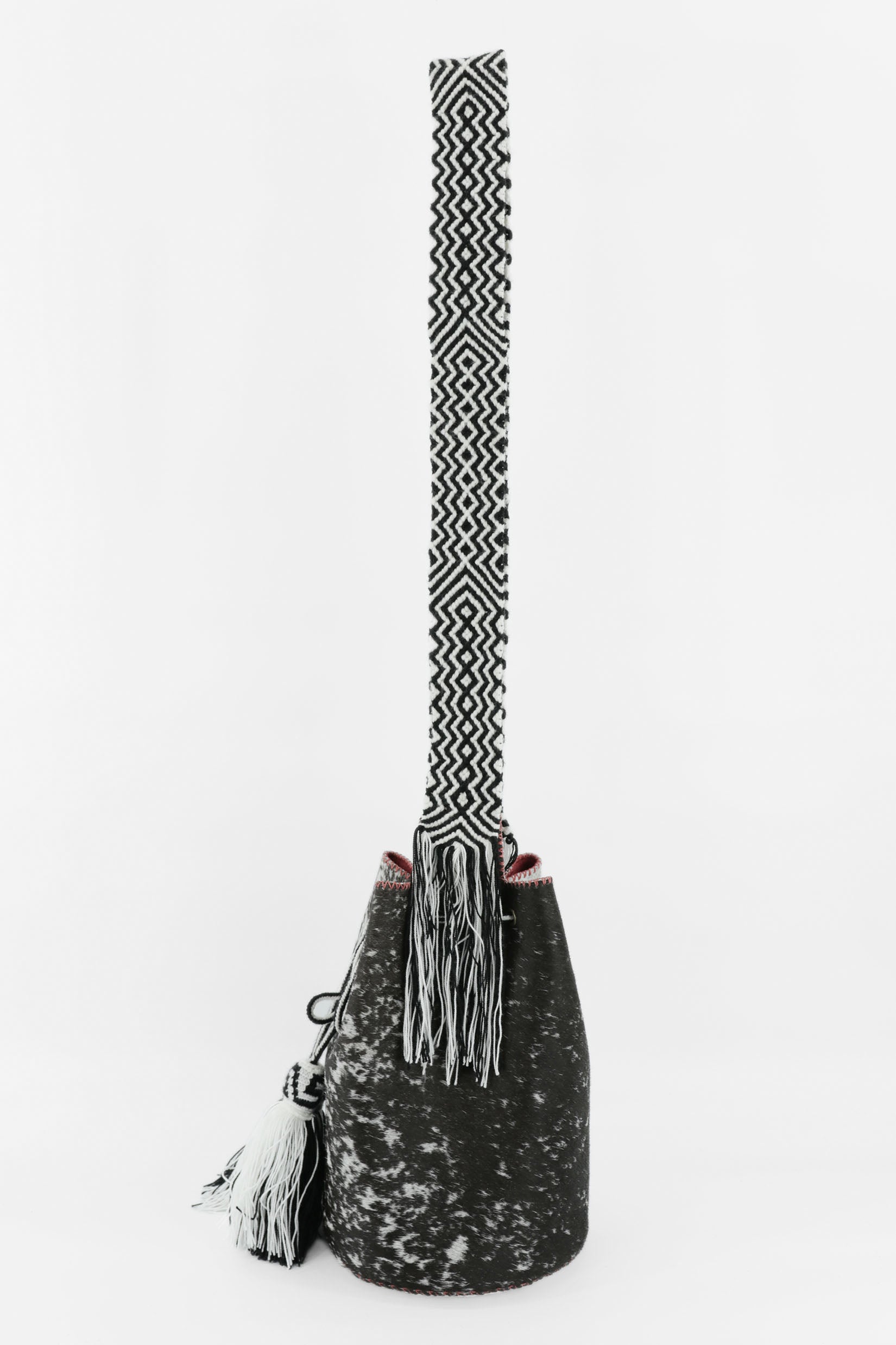 APÜNÜ BUCKET BAG LARGE FURRY / BLK&WH - SALMON #100017