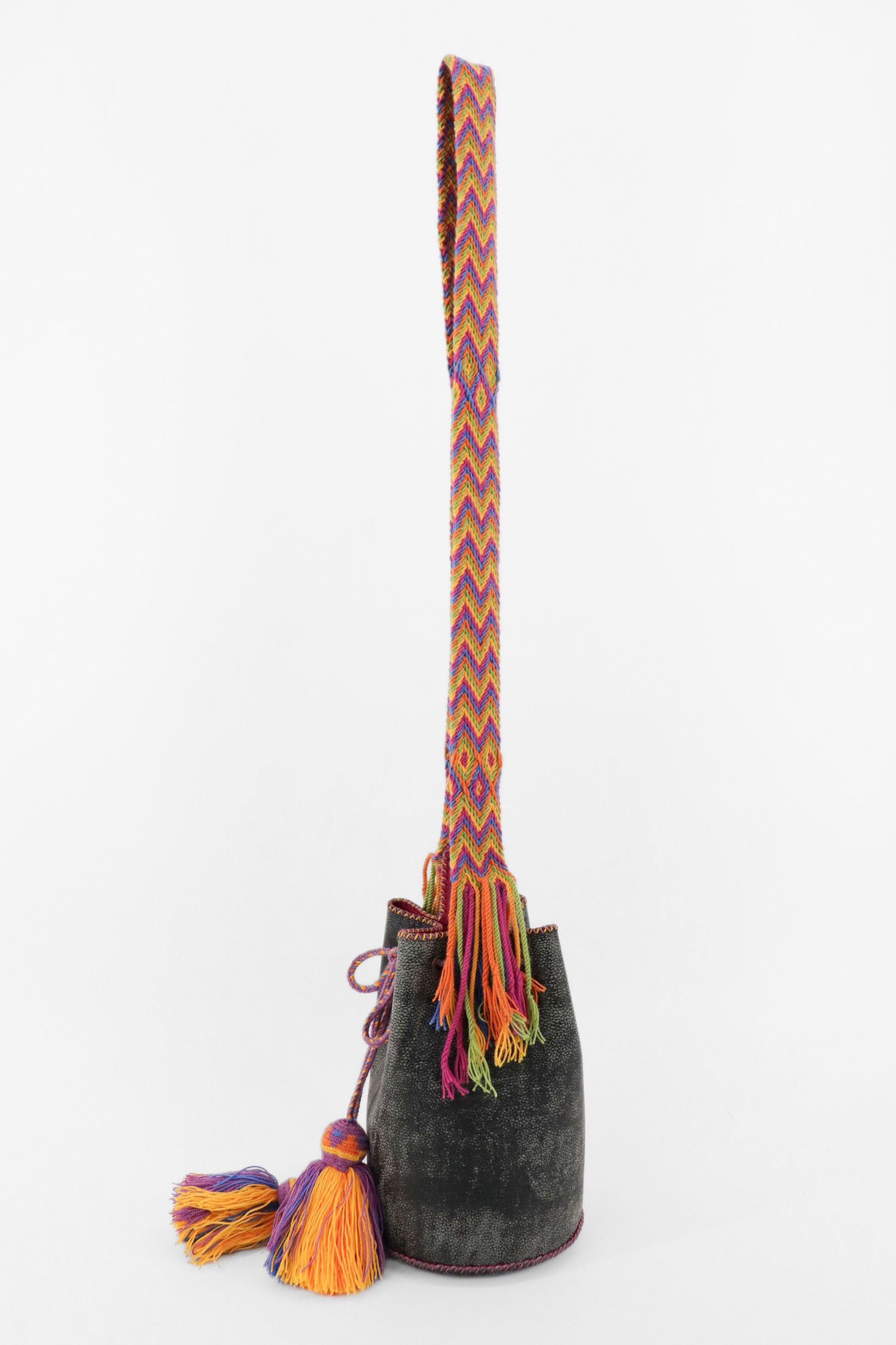 APÜNÜ BUCKET BAG SMALL / BLACK - FUCHSIA #120008