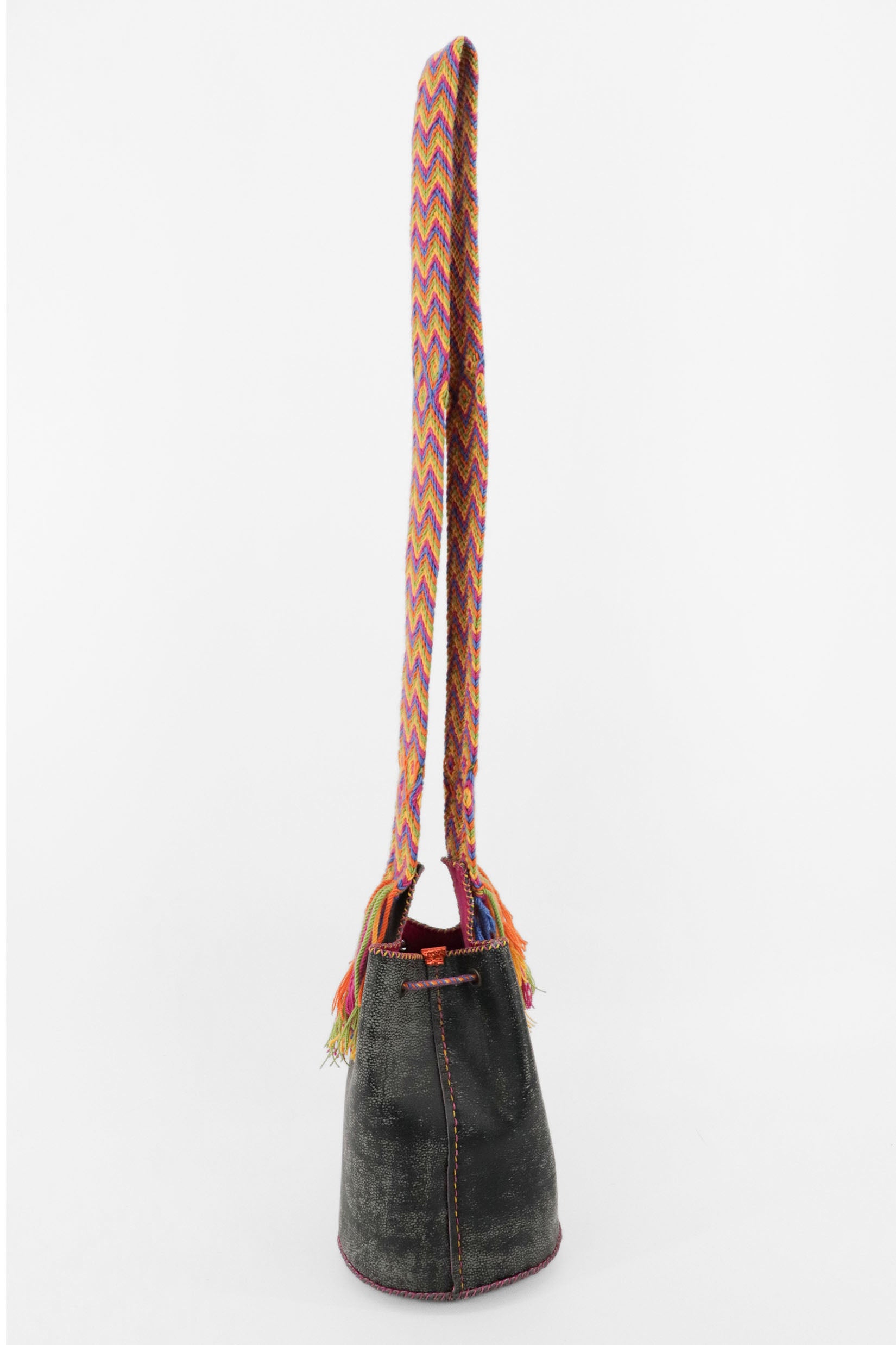 APÜNÜ BUCKET BAG SMALL / BLACK - FUCHSIA #120008