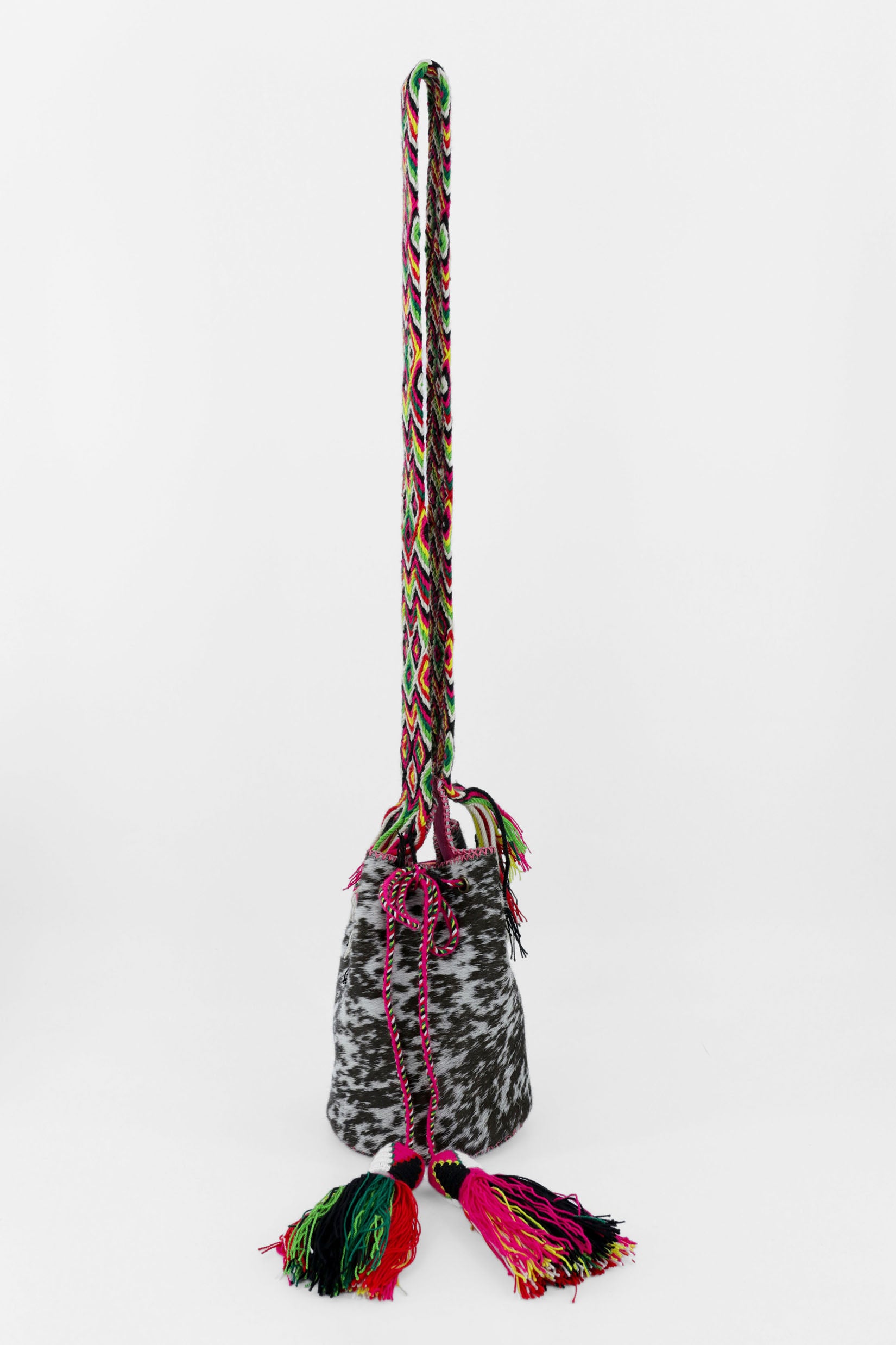 APÜNÜ BUCKET BAG SMALL FURRY / BLK&WHI - FUCHSIA #130017