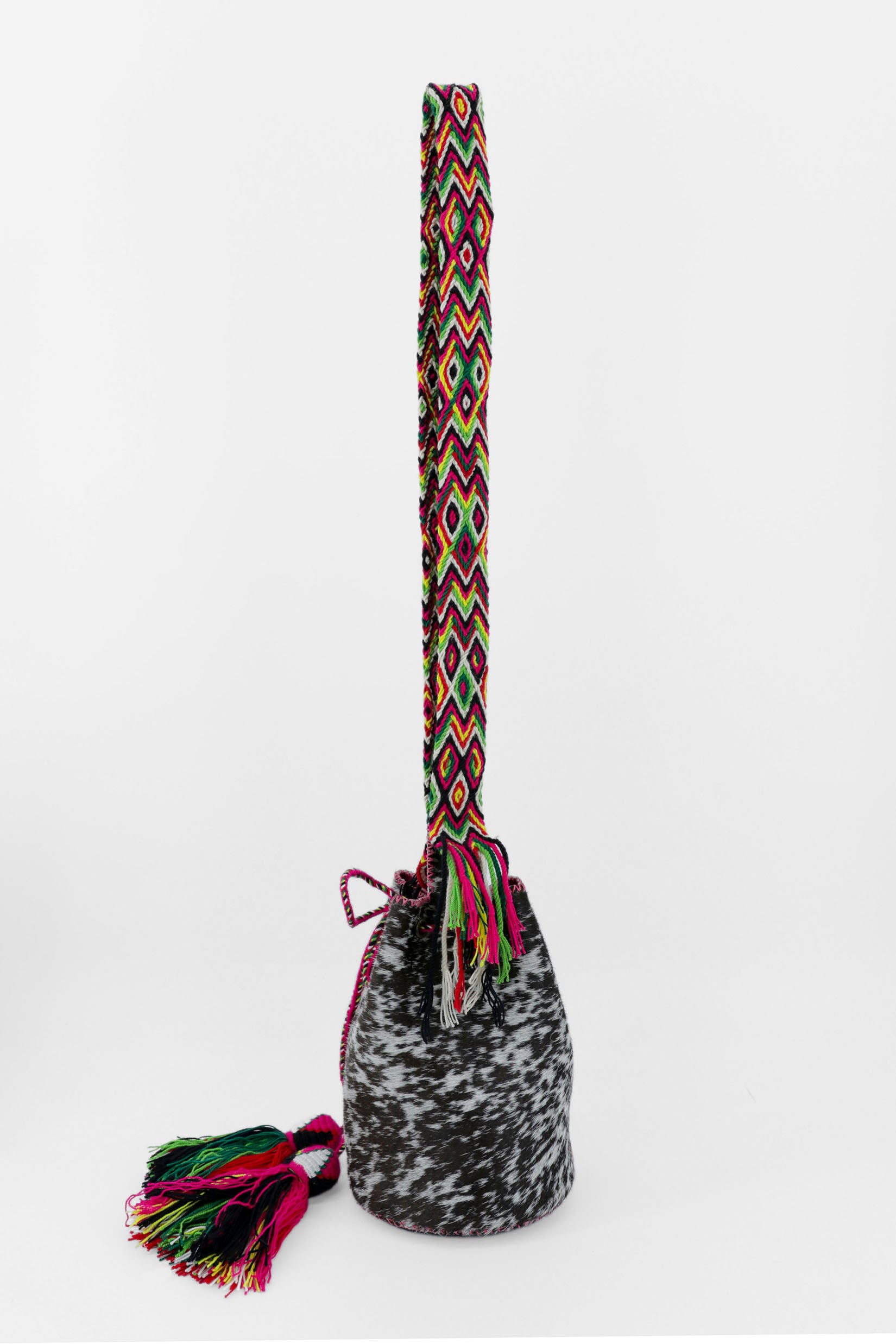 APÜNÜ BUCKET BAG SMALL FURRY / BLK&WHI - FUCHSIA #130017