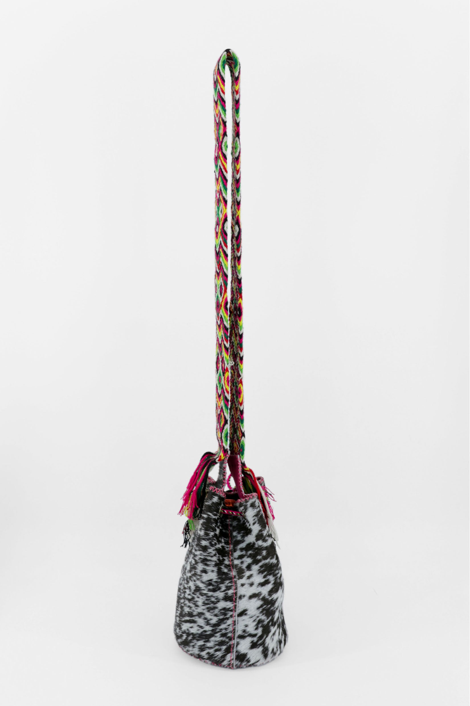 APÜNÜ BUCKET BAG SMALL FURRY / BLK&WHI - FUCHSIA #130017