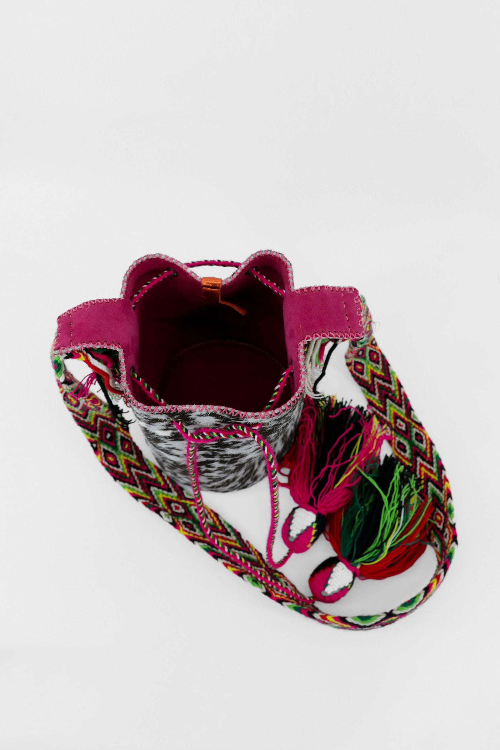 APÜNÜ BUCKET BAG SMALL FURRY / BLK&WHI - FUCHSIA #130017