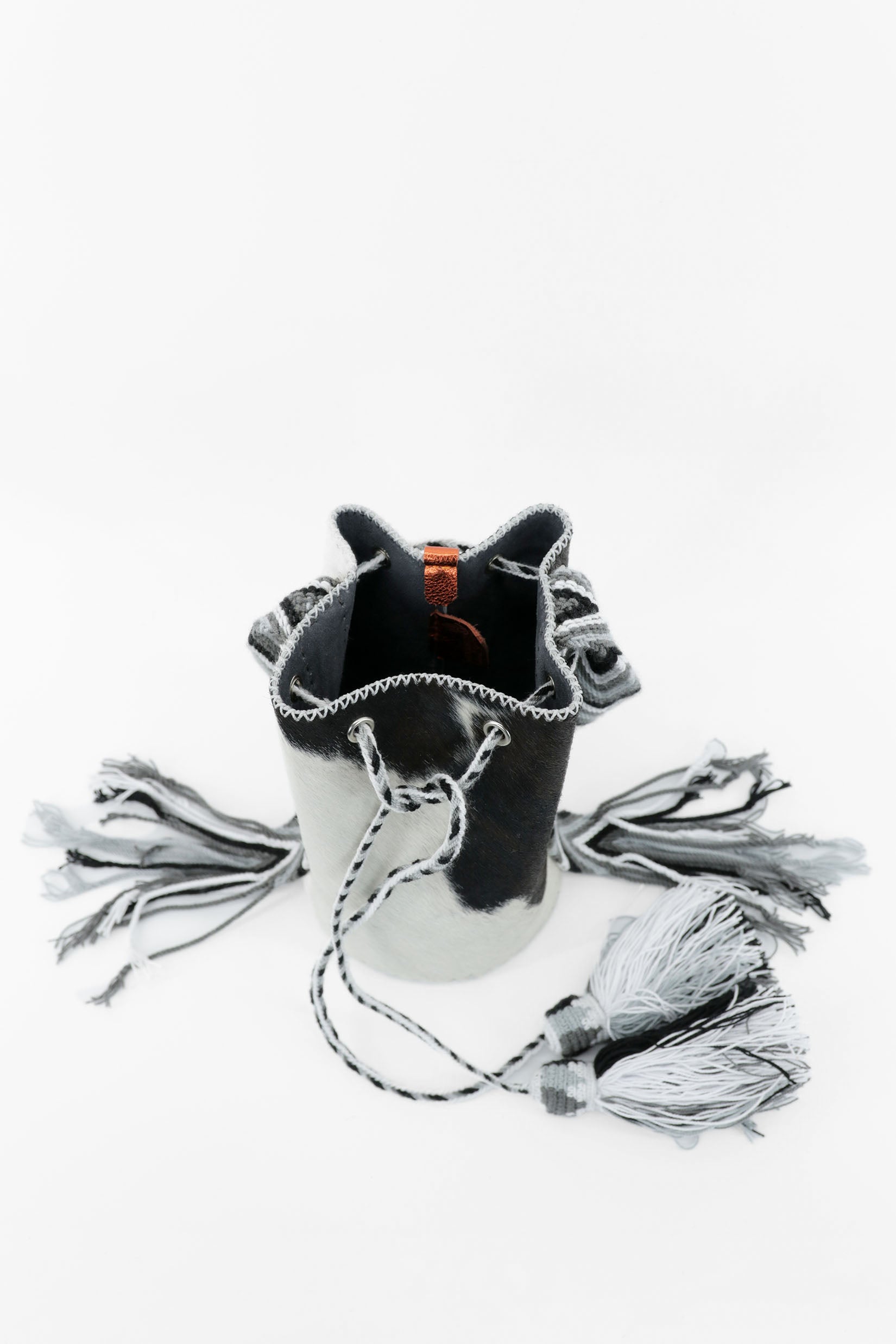 APÜNÜ BUCKET BAG SMALL FURRY / B&W -  DARK GRAY #140003