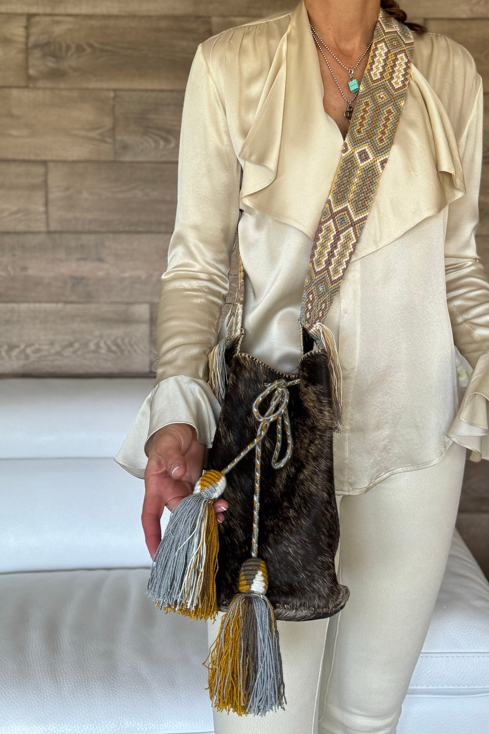 APÜNÜ BUCKET BAG LARGE FURRY / DRK BRW&TAUP - LIGHT BEIGE #100019