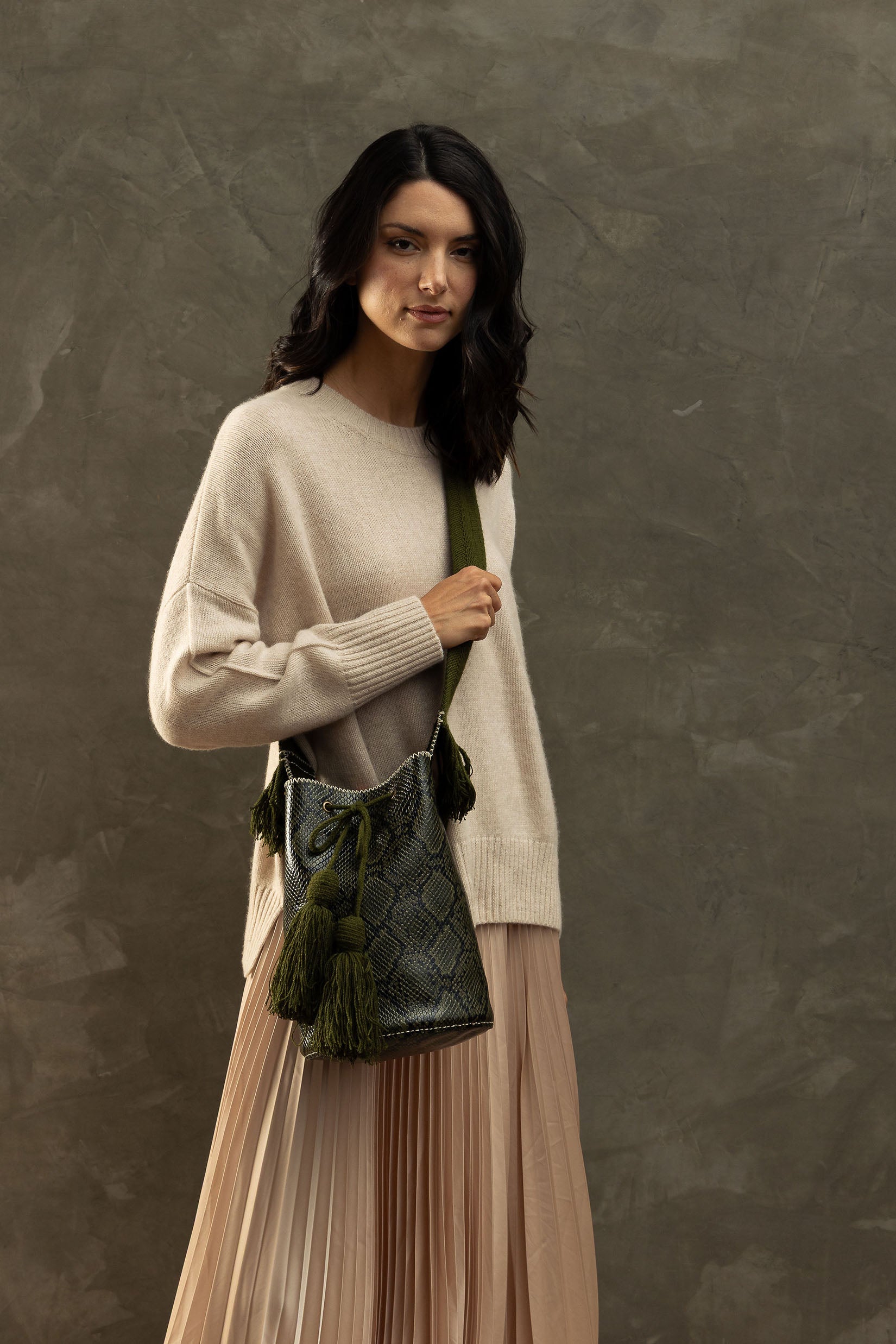 APÜNÜ BUCKET BAG LARGE / PYTHON OLIVE - OLIVE #110048