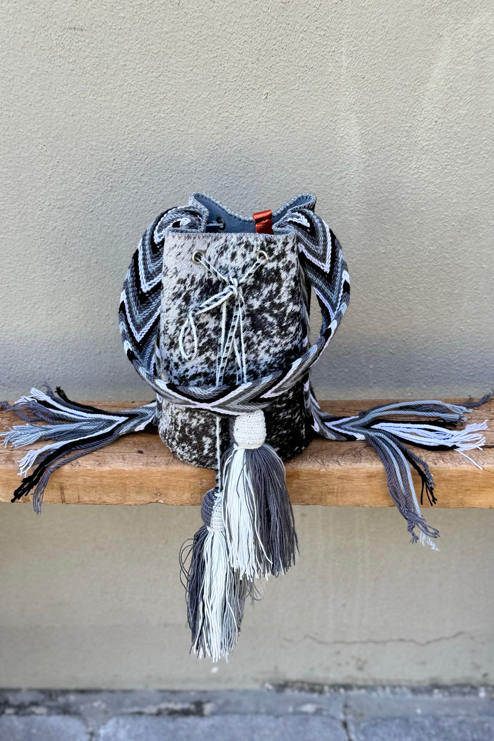 APÜNÜ BUCKET BAG SMALL FURRY / B&W - LIGHT GRAY #140002