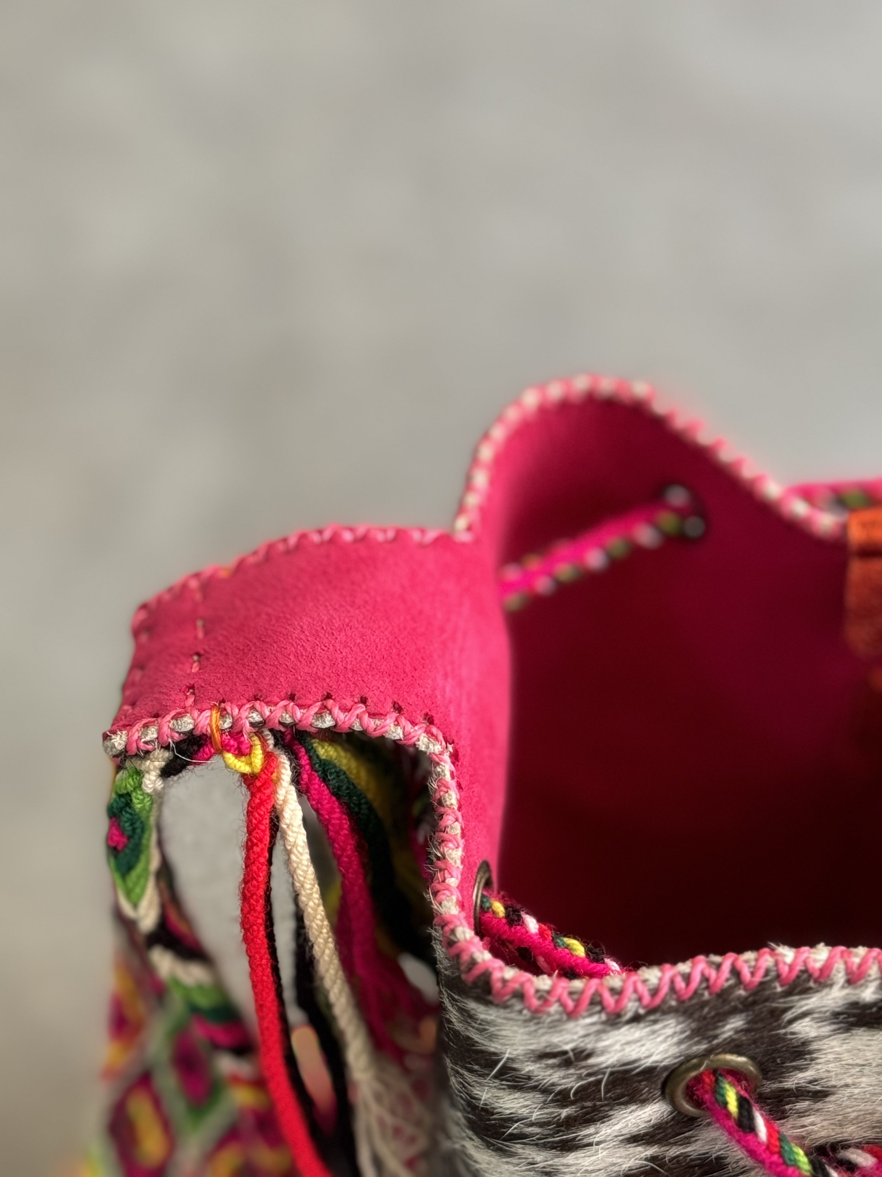 APÜNÜ BUCKET BAG SMALL FURRY / BLK&WHI - FUCHSIA #130017