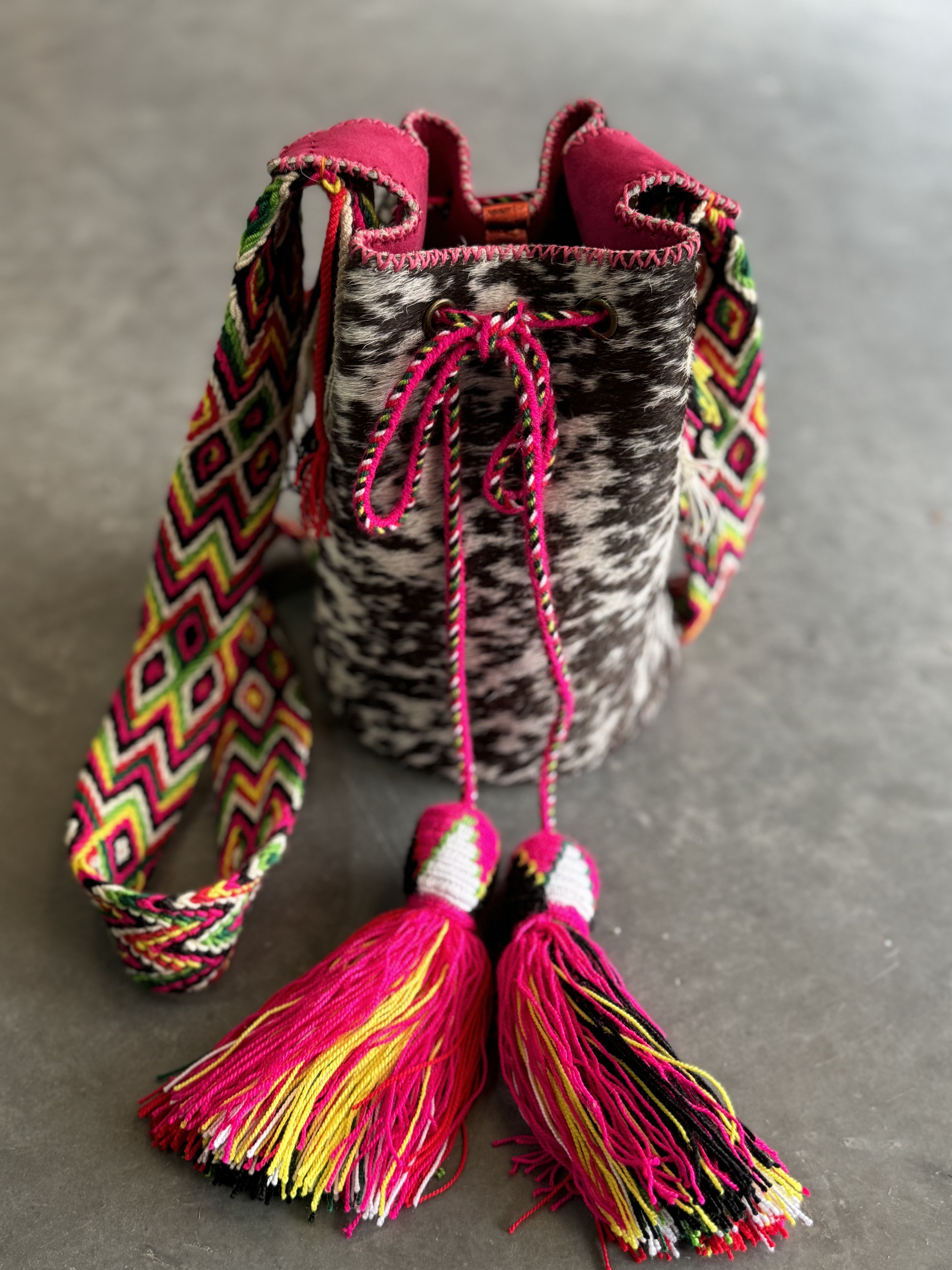 APÜNÜ BUCKET BAG SMALL FURRY / BLK&WHI - FUCHSIA #130017