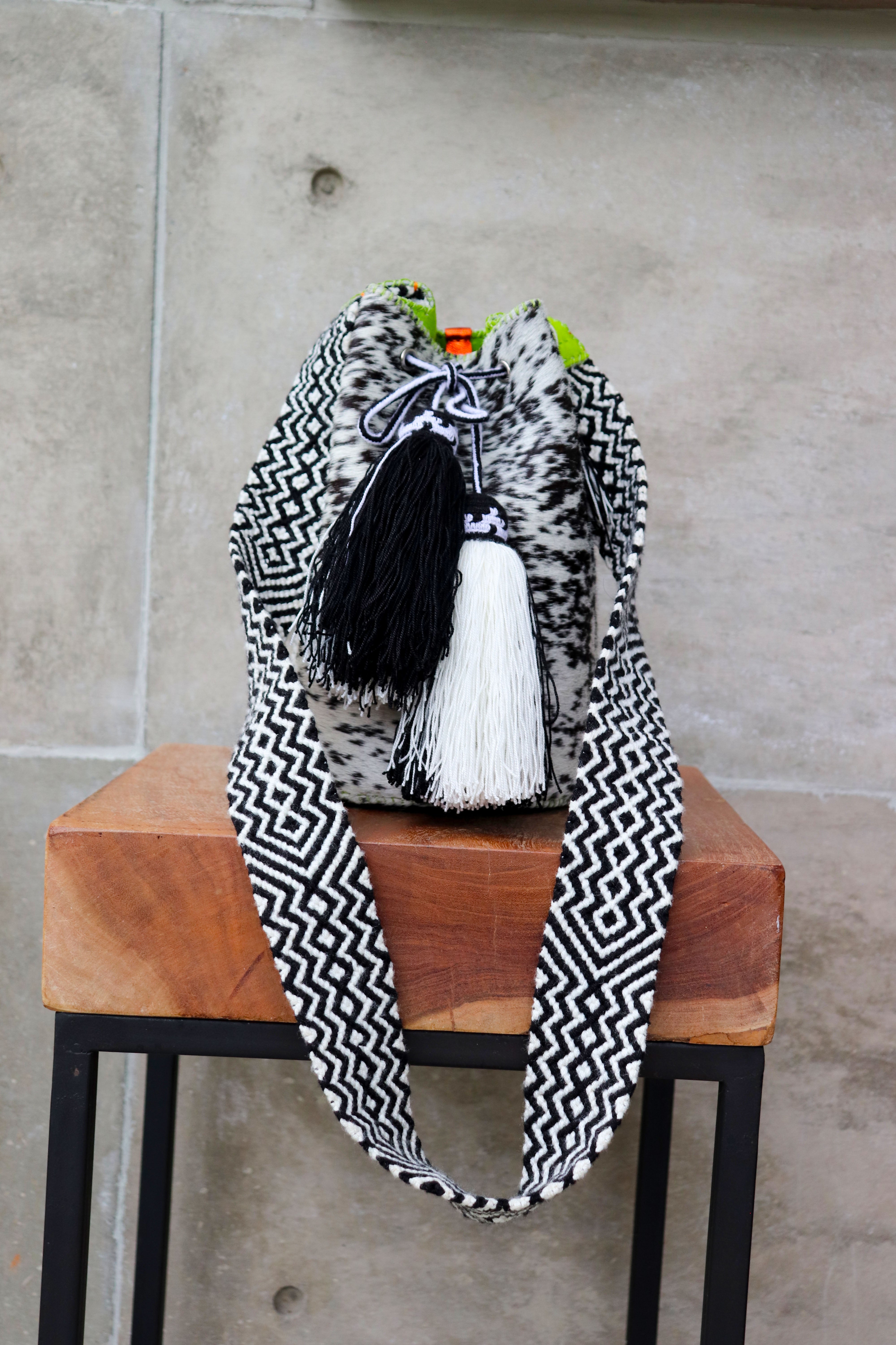 APÜNÜ BUCKET BAG LARGE FURRY / BLK&WH - APPLE GREEN #100018