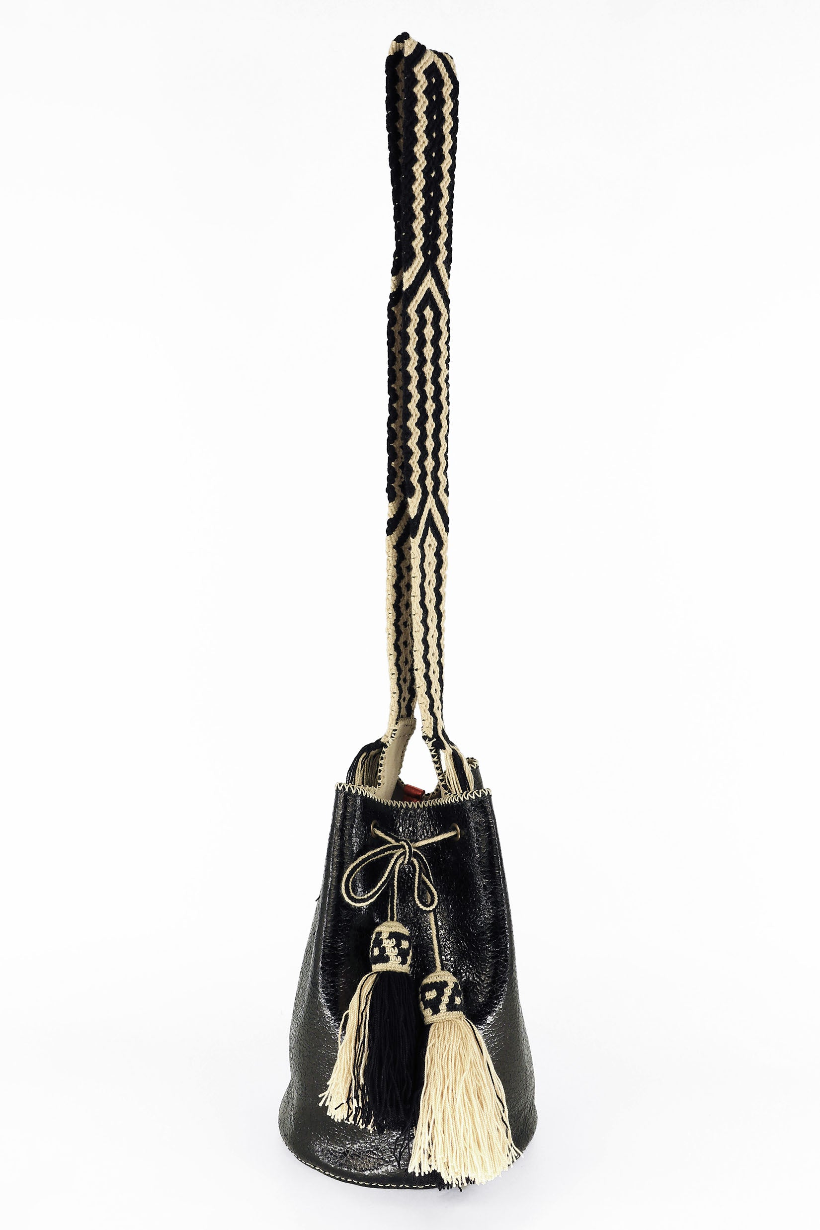 APÜNÜ BUCKET BAG LARGE / CRCKL BLACK PATENT - BEIGE #110046