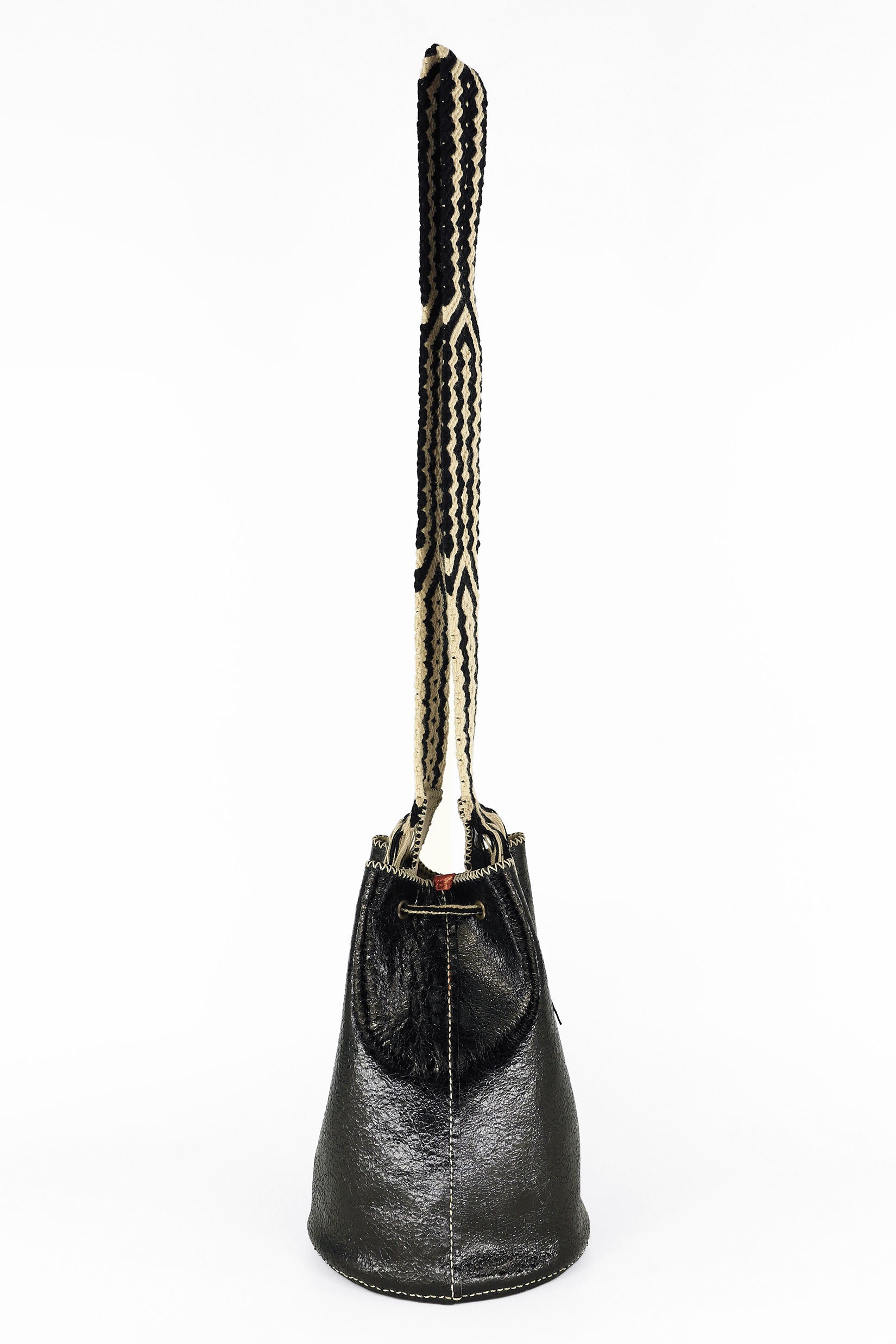 APÜNÜ BUCKET BAG LARGE / CRCKL BLACK PATENT - BEIGE #110046