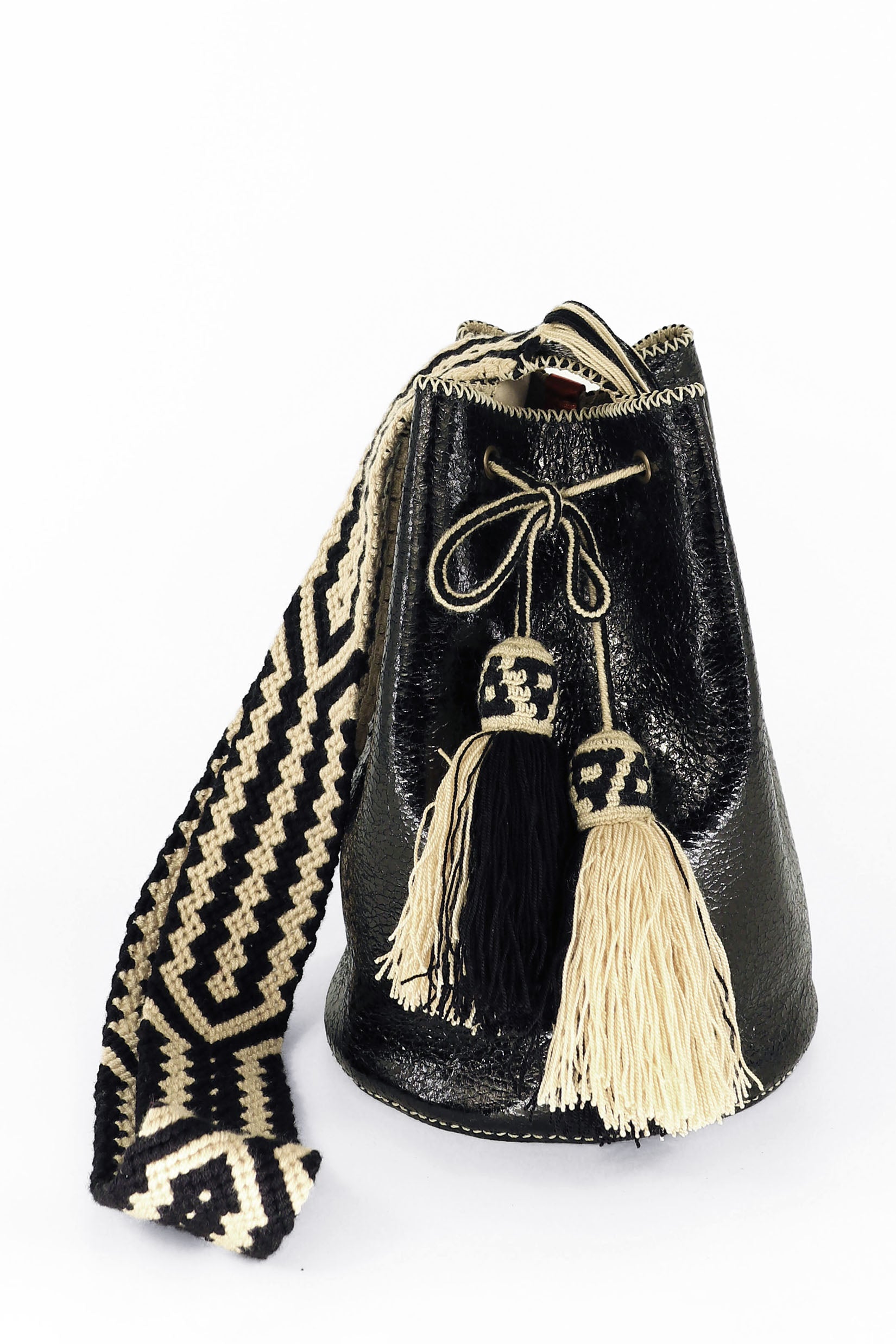 APÜNÜ BUCKET BAG LARGE / CRCKL BLACK PATENT - BEIGE #110046