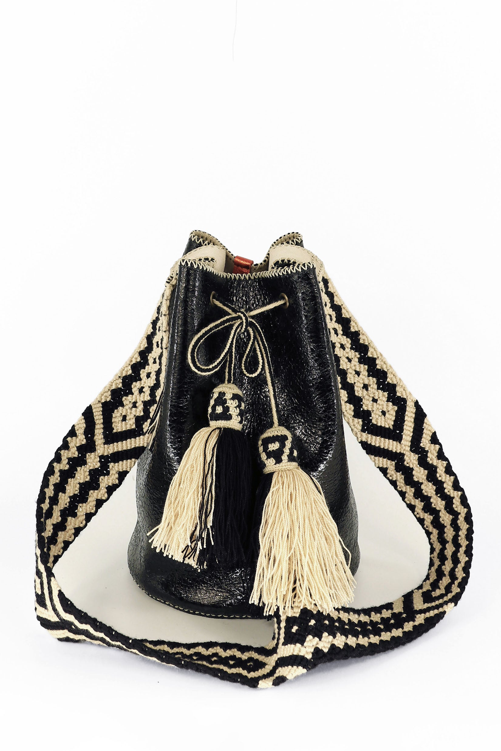 APÜNÜ BUCKET BAG LARGE / CRCKL BLACK PATENT - BEIGE #110046