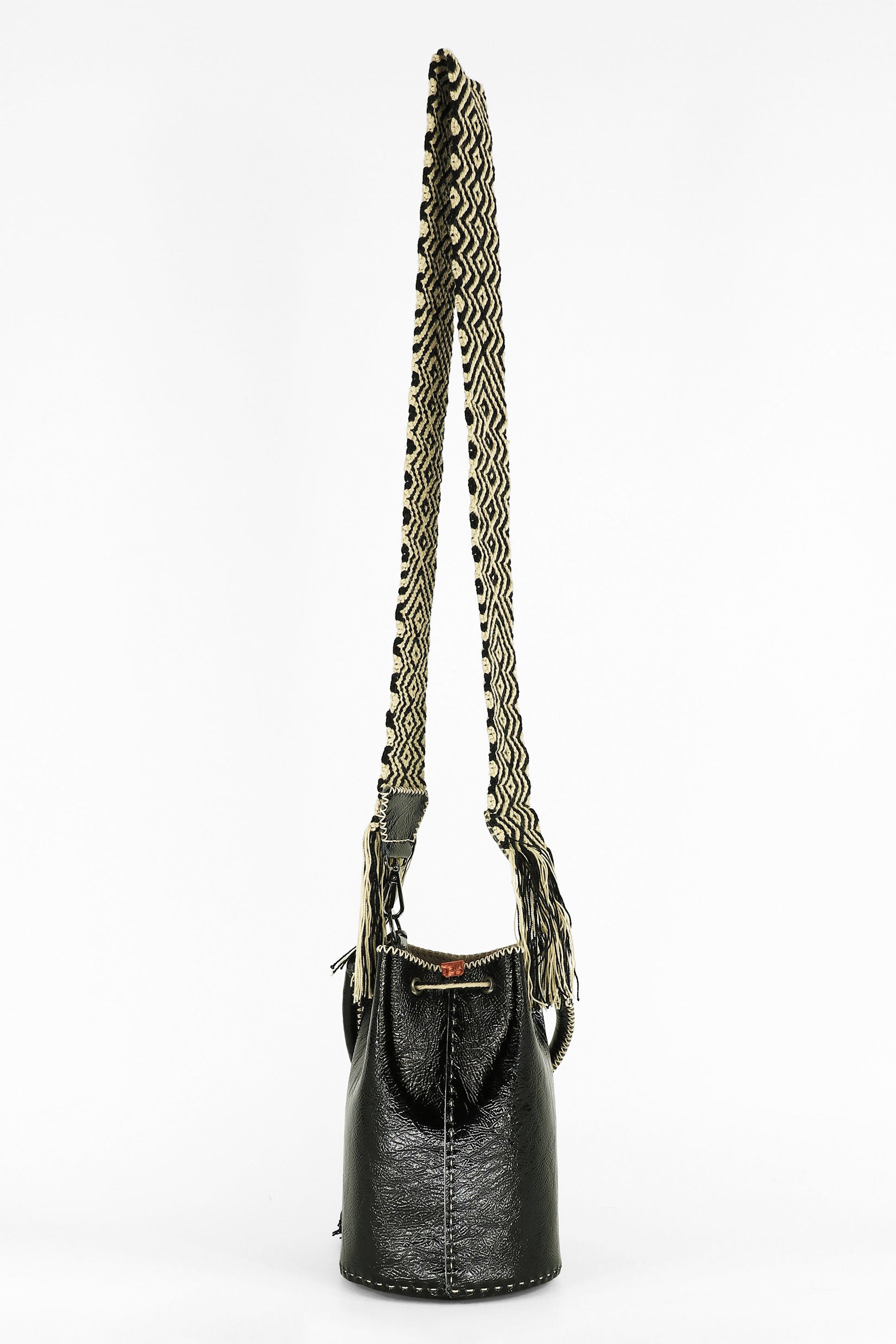 APÜNÜ BUCKET BAG SMALL / CRCKL PATENT BLK - BEIGE #120047