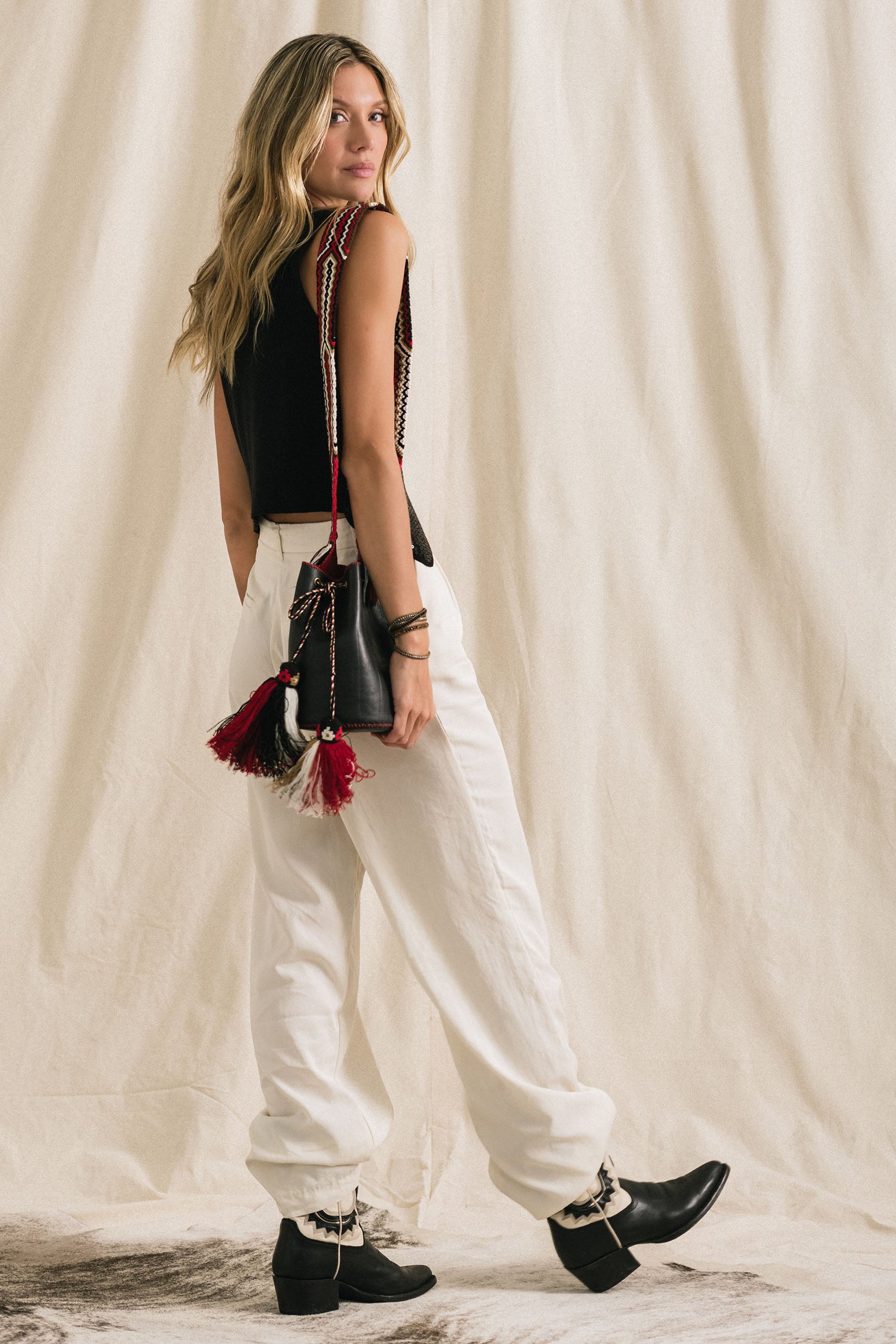 APÜNÜ BUCKET BAG SMALL / BLACK - RED #120043