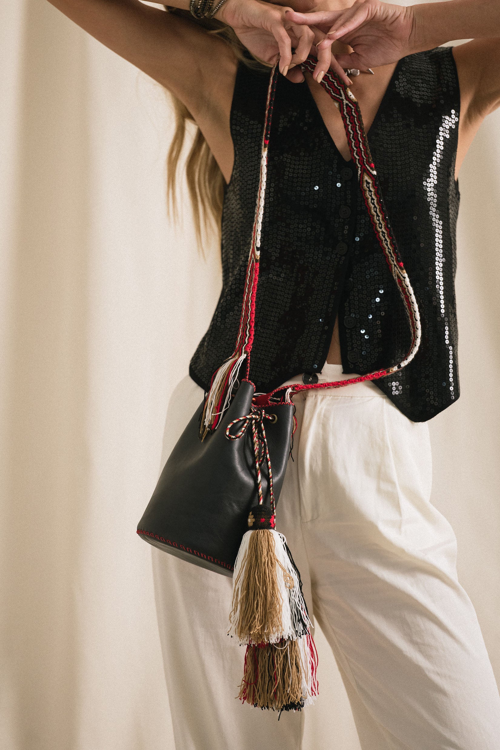 APÜNÜ BUCKET BAG SMALL / BLACK - RED #120043